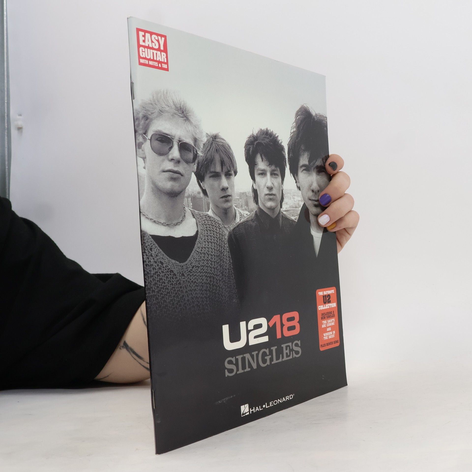 U2 U2: 18 Singles - Easy Guitar With Notes & Tab: Including 2 New Singles The Saints Are Coming And Window In The Skies Plus Bonus Song
