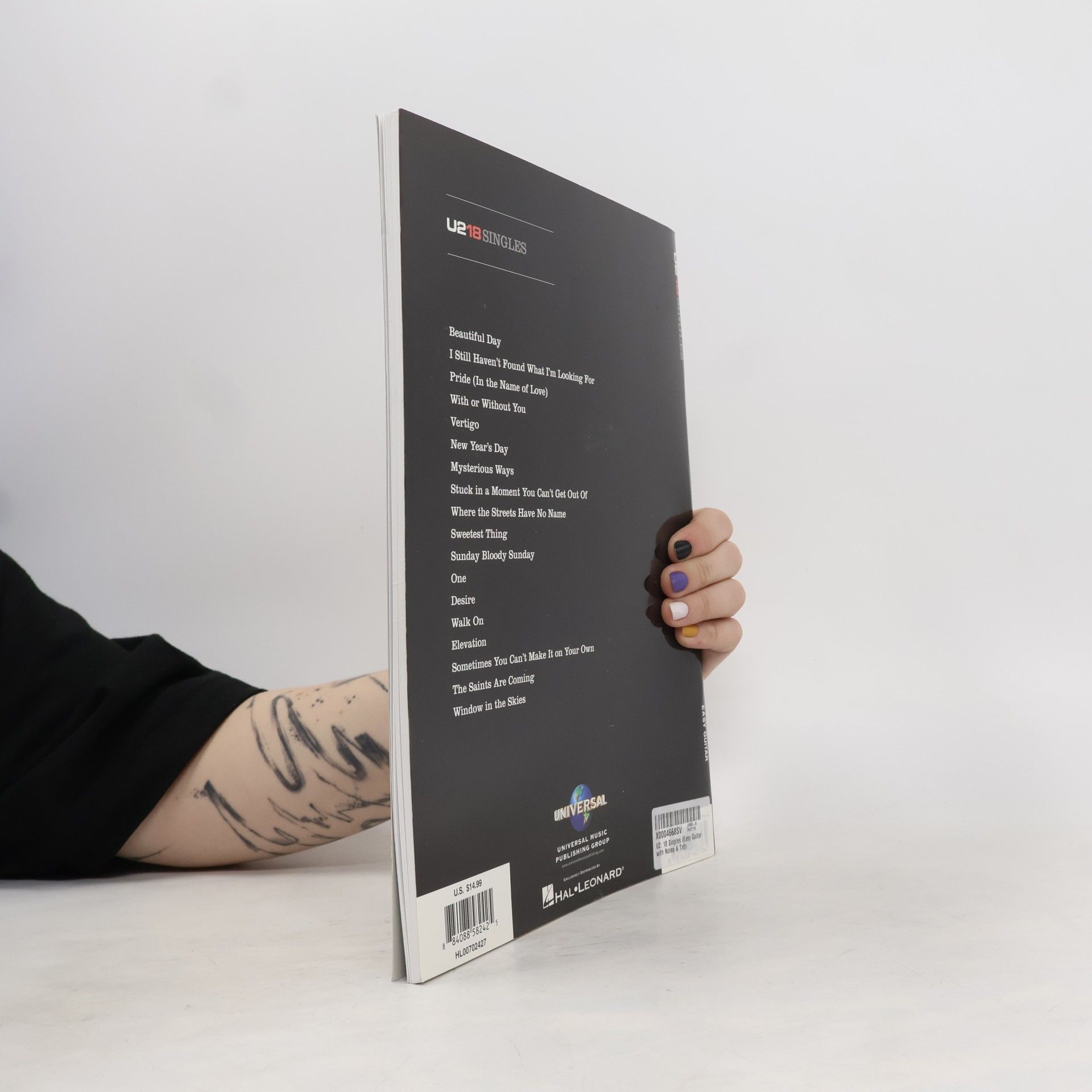 U2 U2: 18 Singles - Easy Guitar With Notes & Tab: Including 2 New Singles The Saints Are Coming And Window In The Skies Plus Bonus Song