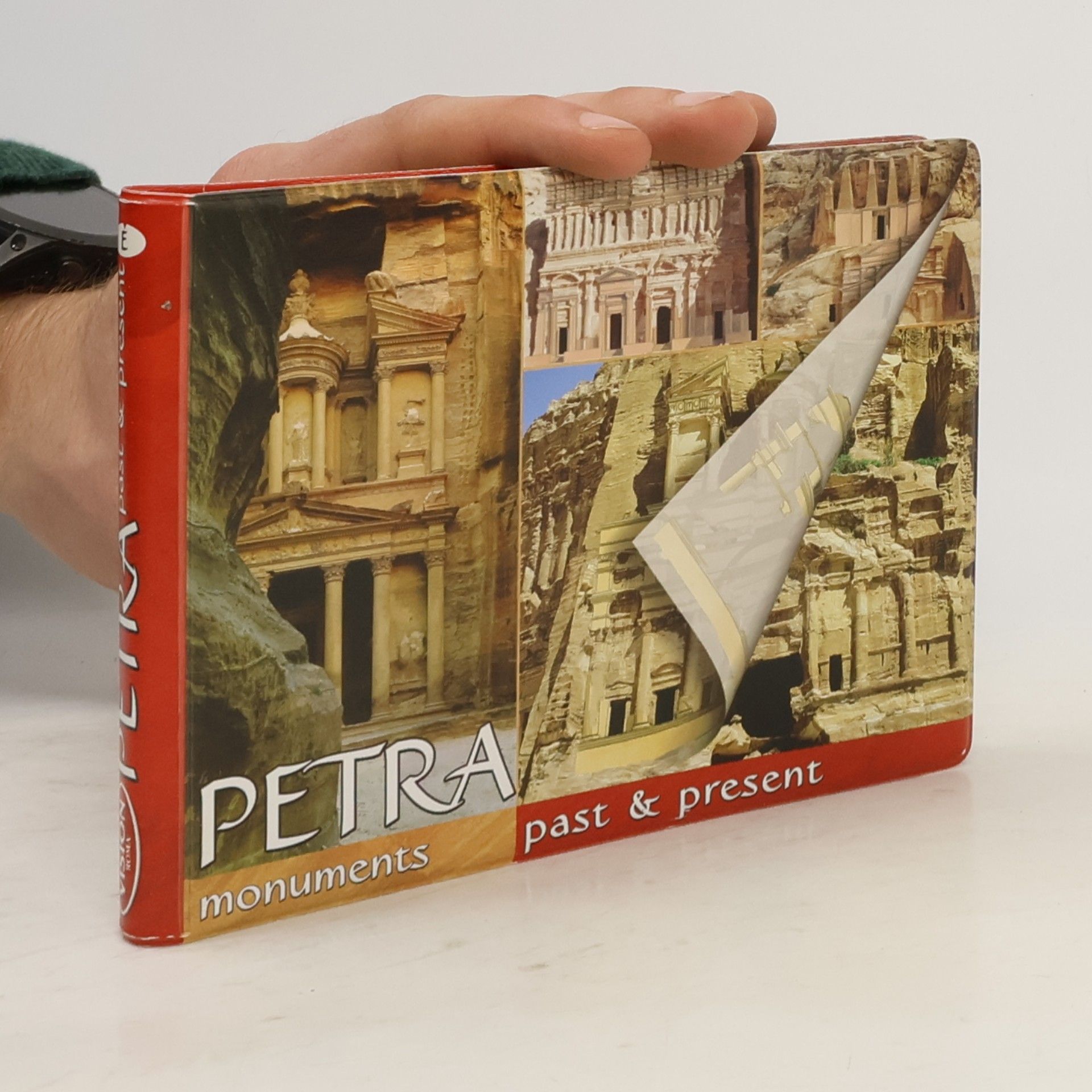 AA.VV. Guide with reconstructions Petra. Past and present