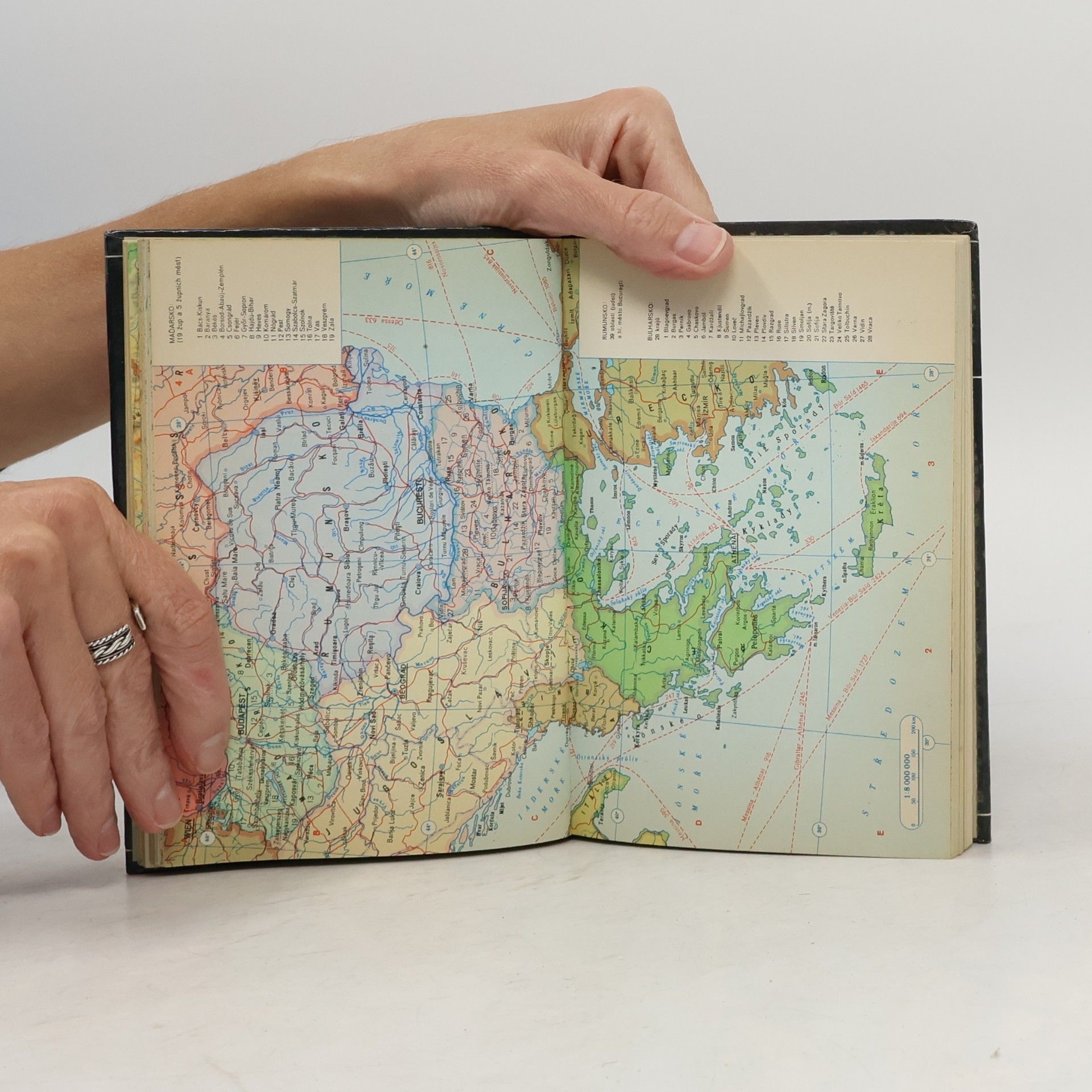 Autorenkollektiv Kapesní atlas světa