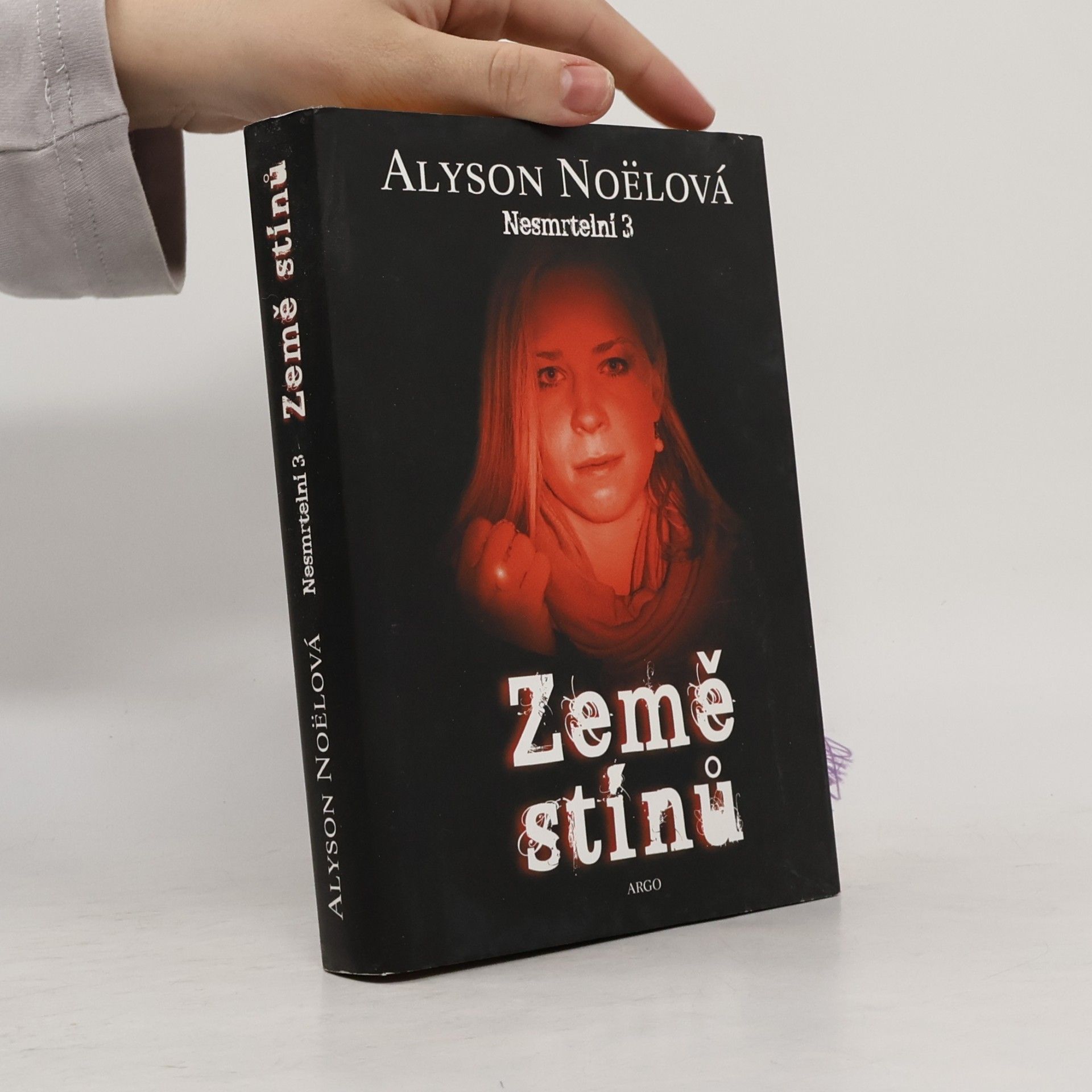 Alyson Noël Země stínů. Nesmrtelní 3