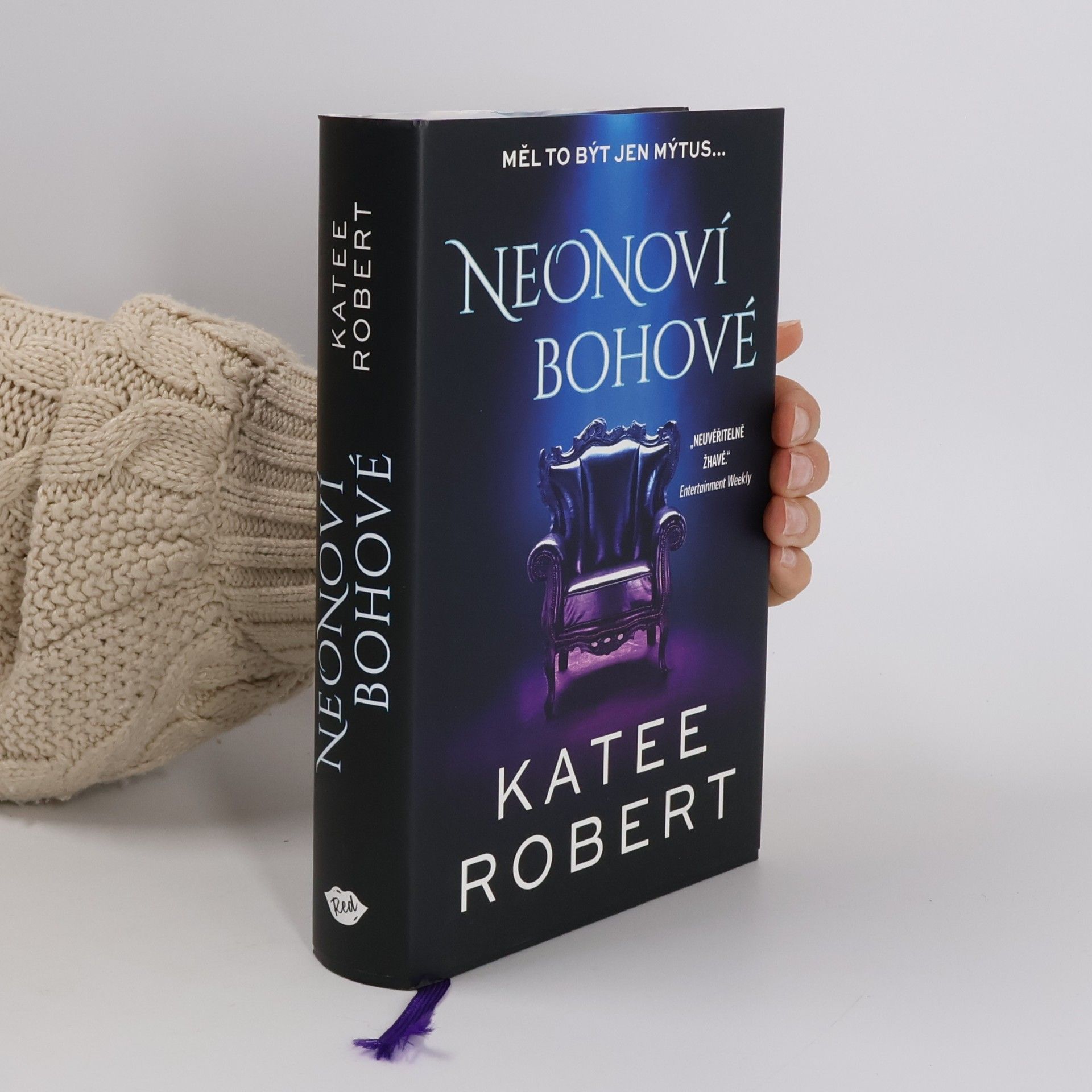 Katee Robert Neonoví bohové