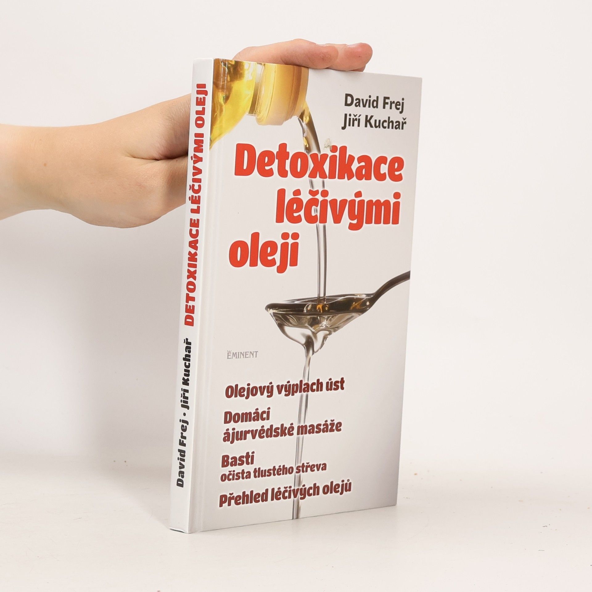 Jiří Kuchař Detoxikace léčivými oleji : domácí ajurvédské masáže, očista tlustého střeva, olejová očista nosu, olejový výplach úst, přehled léčivých olejů