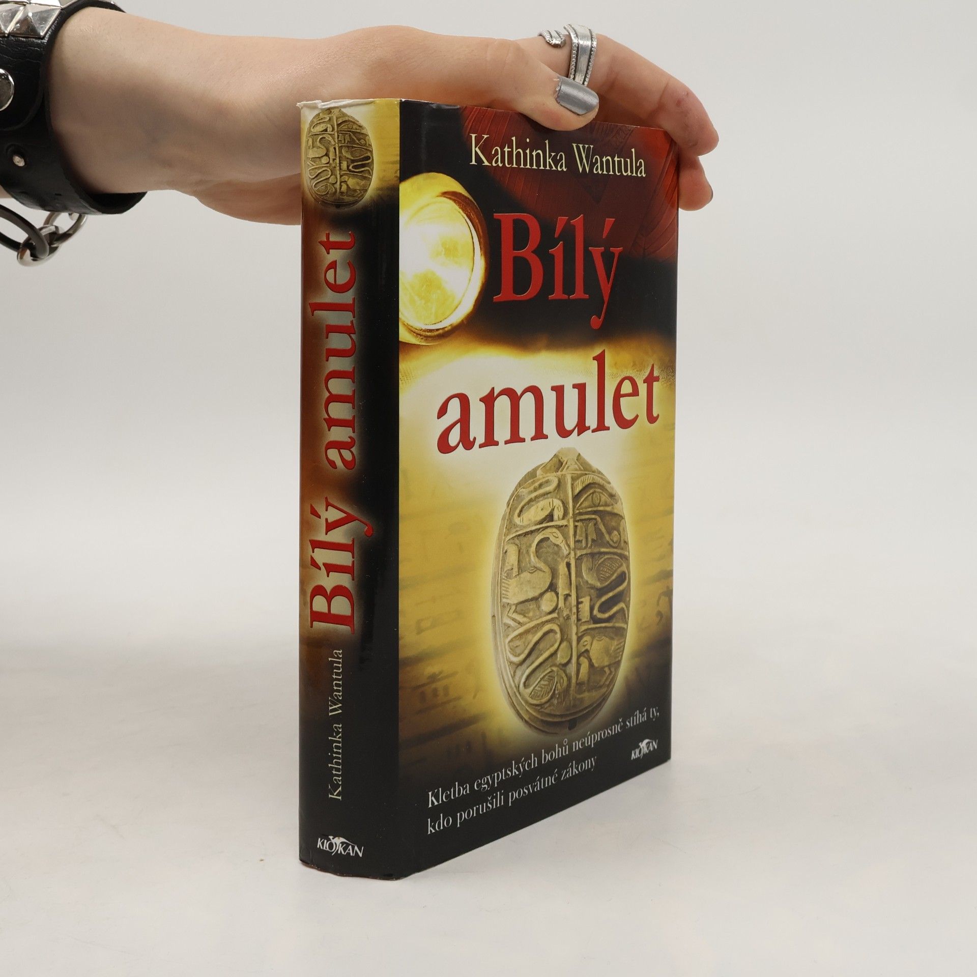 Bílý amulet