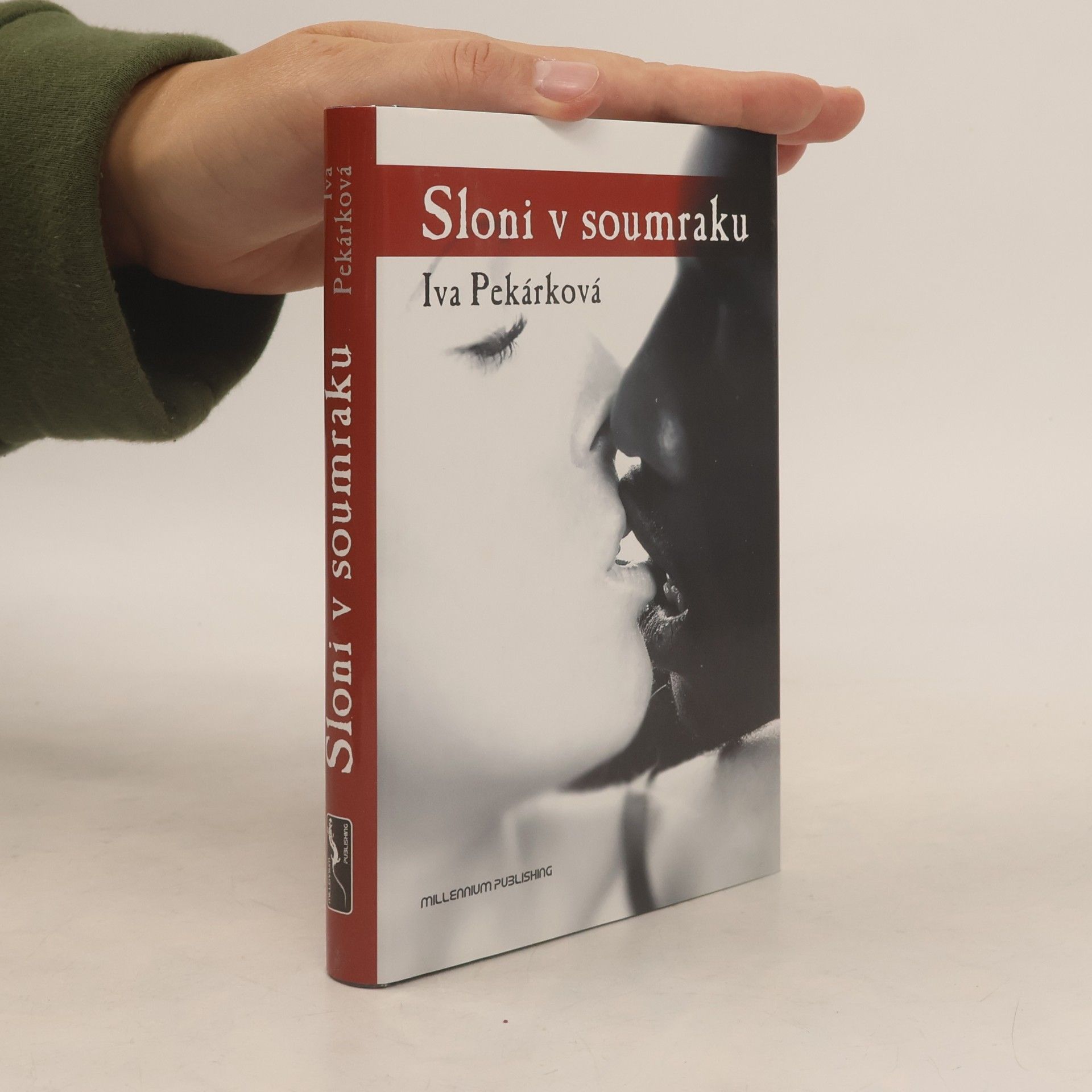 Iva Pekárková Sloni v soumraku