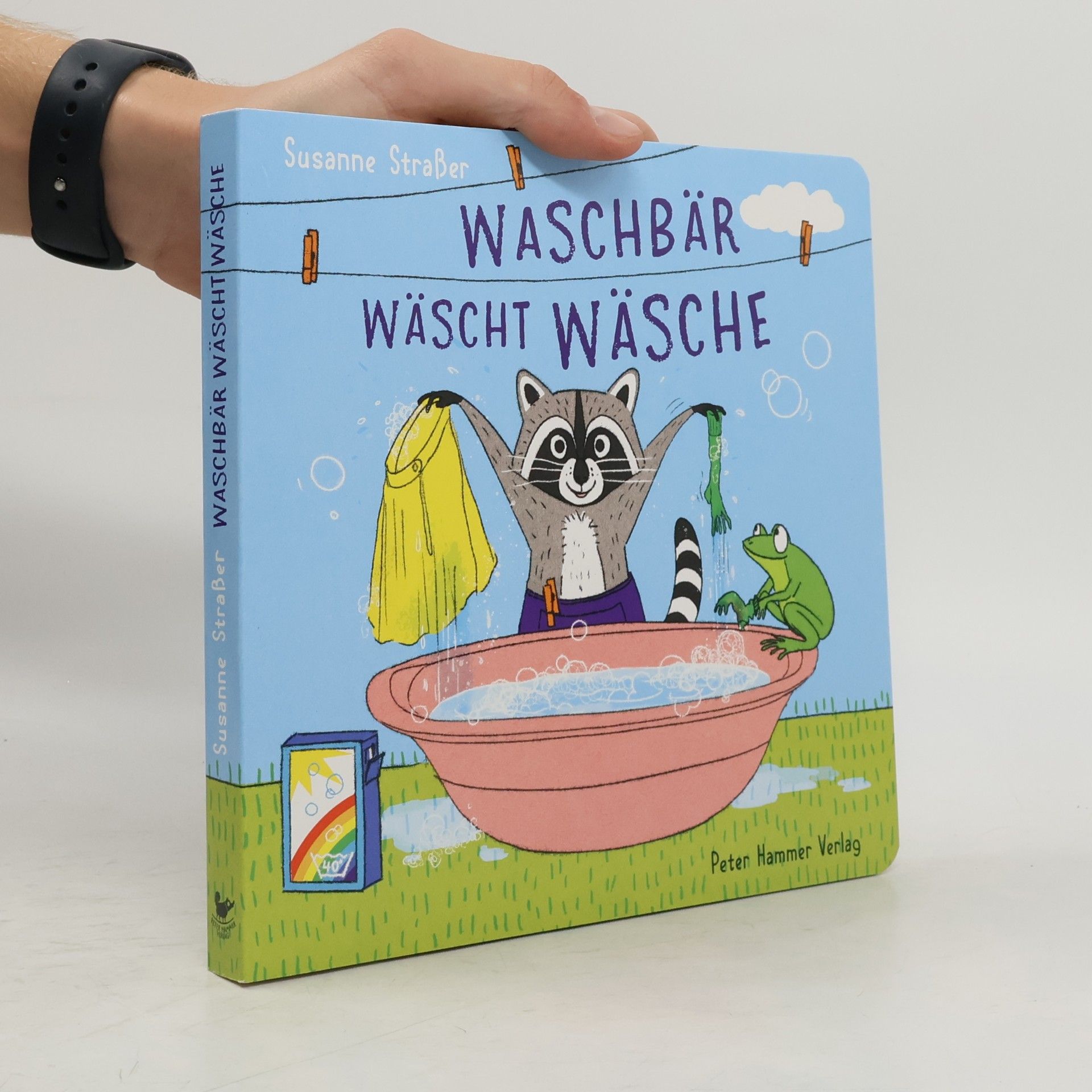 Waschbär wäscht Wäsche