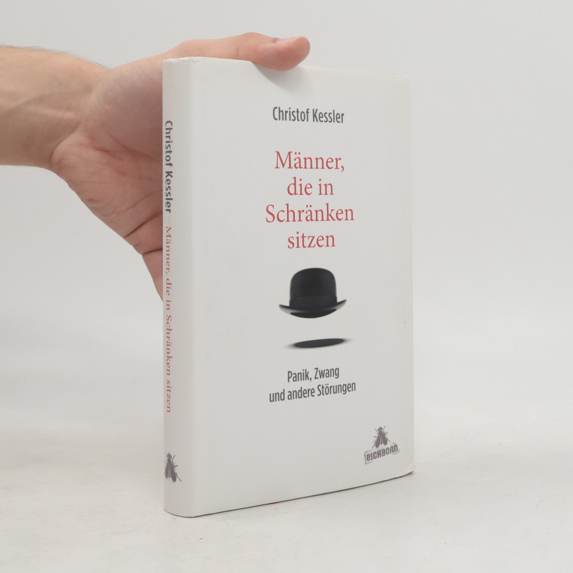 Männer, die in Schränken sitzen