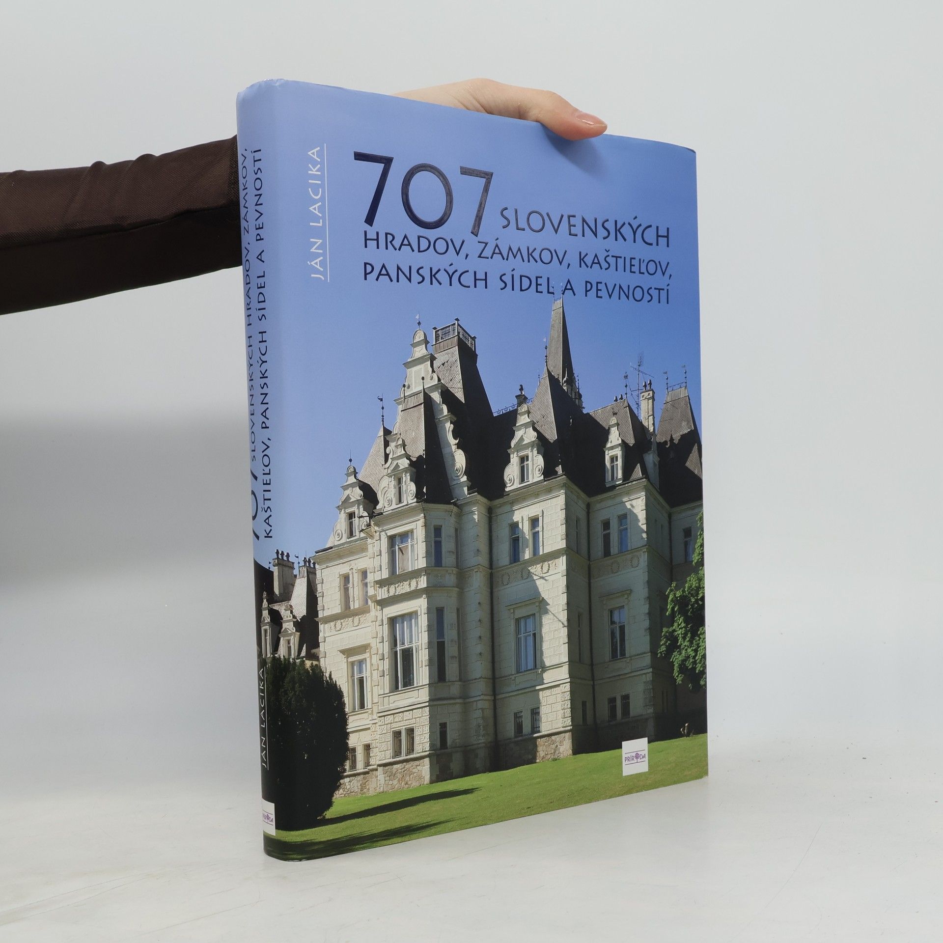 707 slovenských hradov, zámkov, kaštieľov, panských sídel a pevností