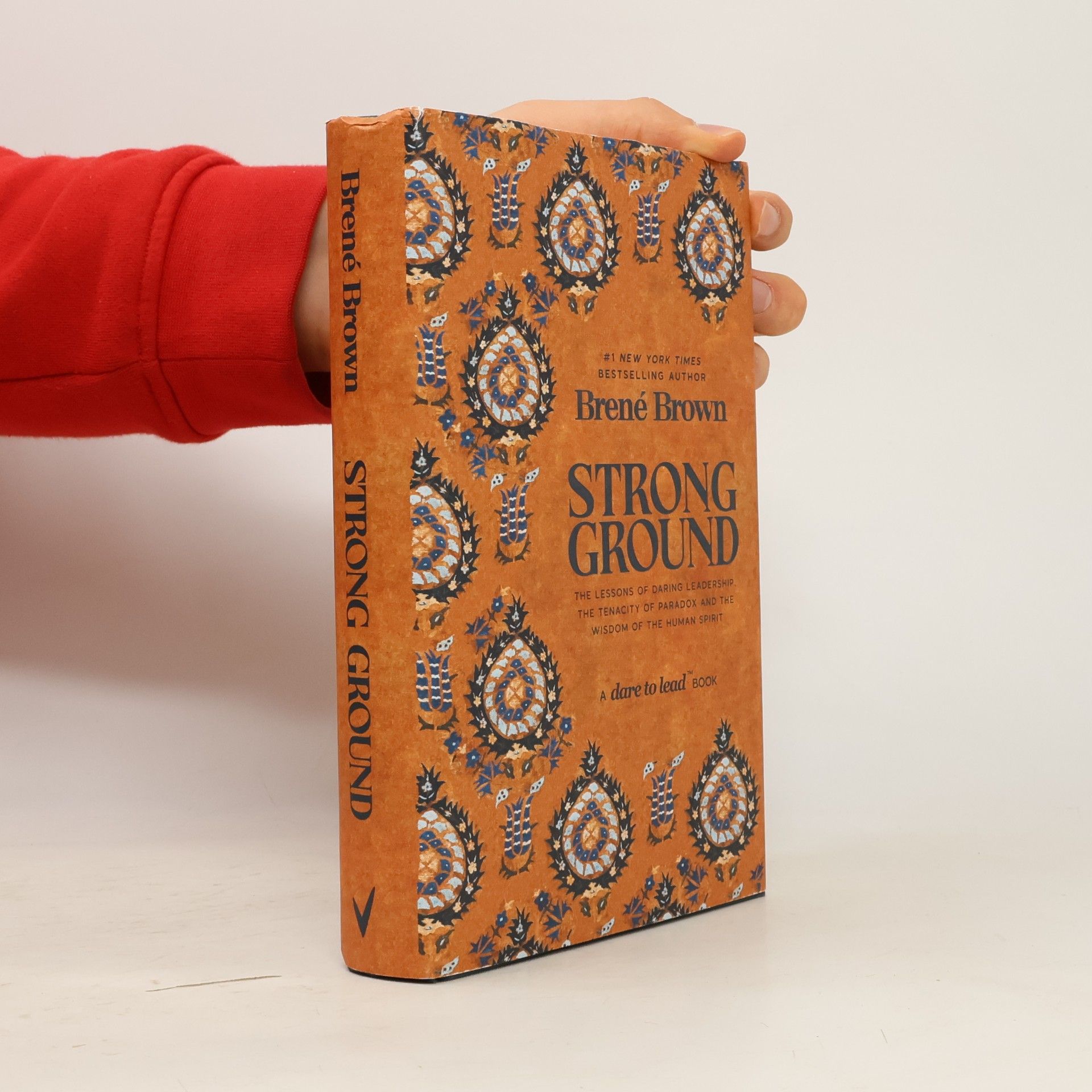 Brené Brownová Vermilion Strong Ground
