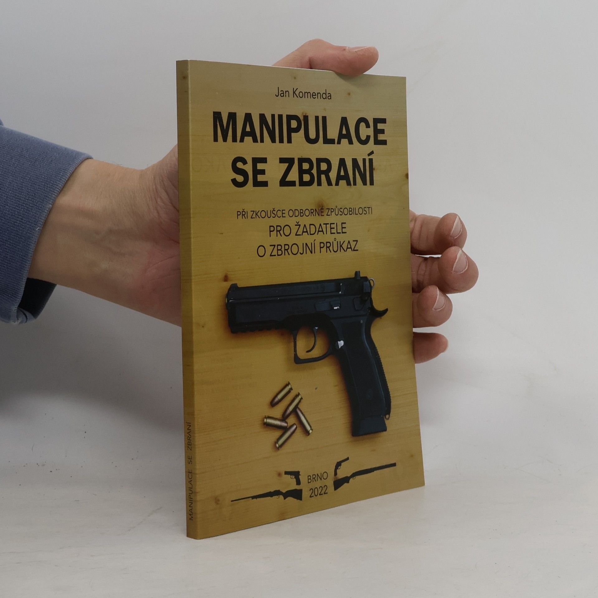 Jan Komenda Manipulace se zbraní při zkoušce odborné způsobilosti : pro žadatele o zbrojní průkaz