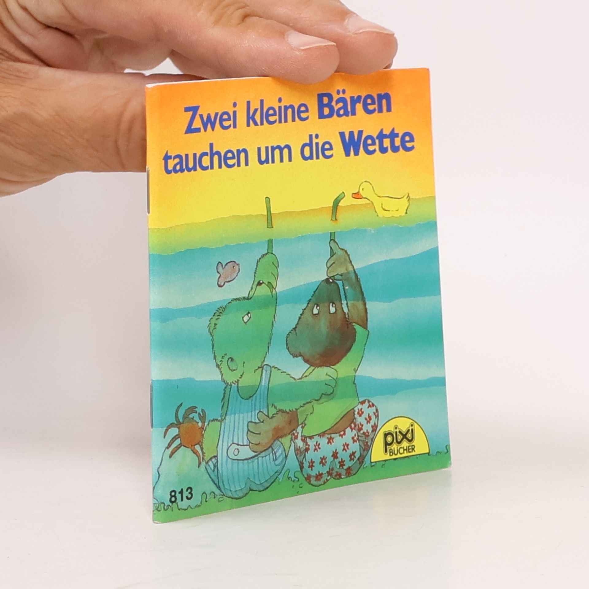 Zwei kleine Bären tauchen um die Wette