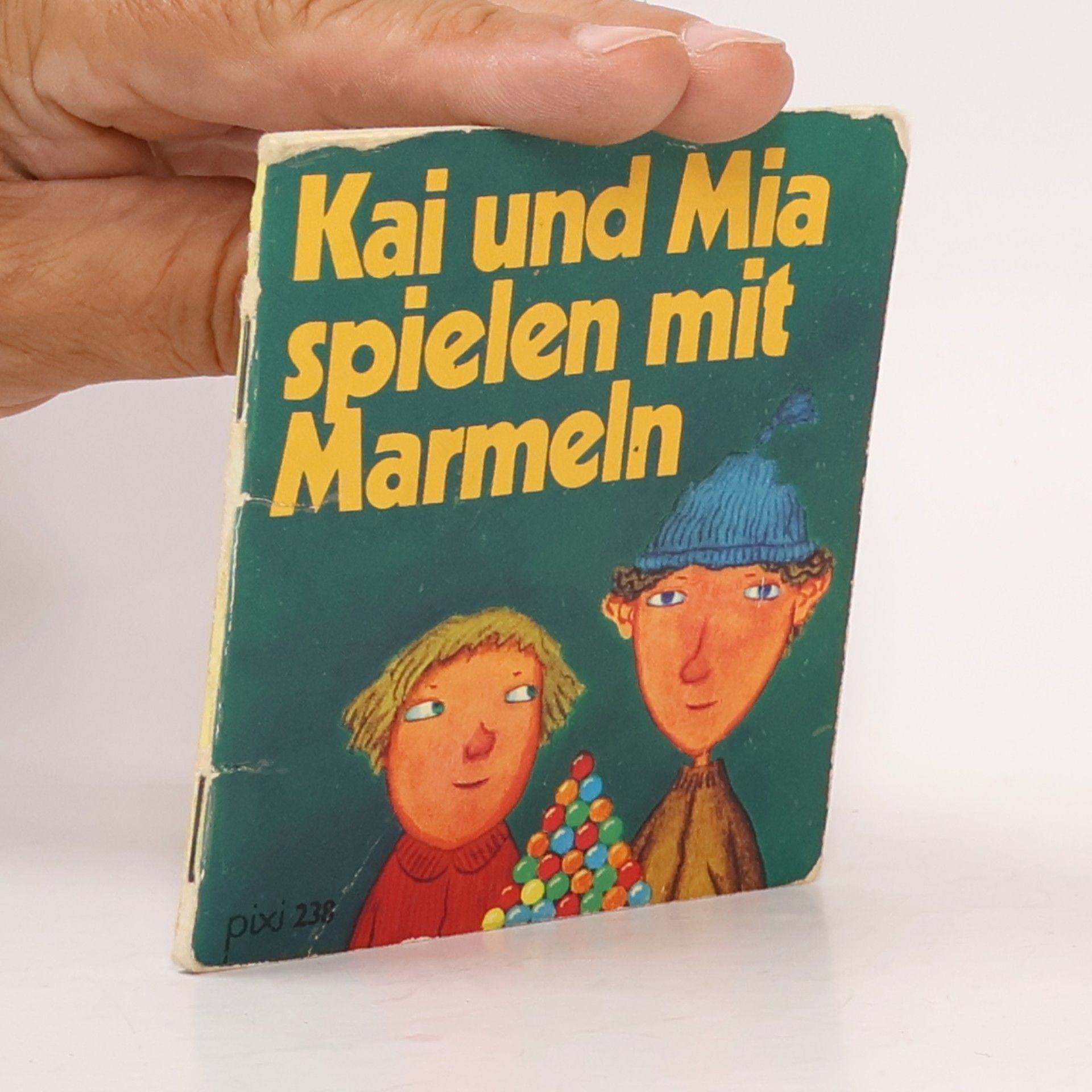 kolektiv Kai und Mia spielen mit Murmeln