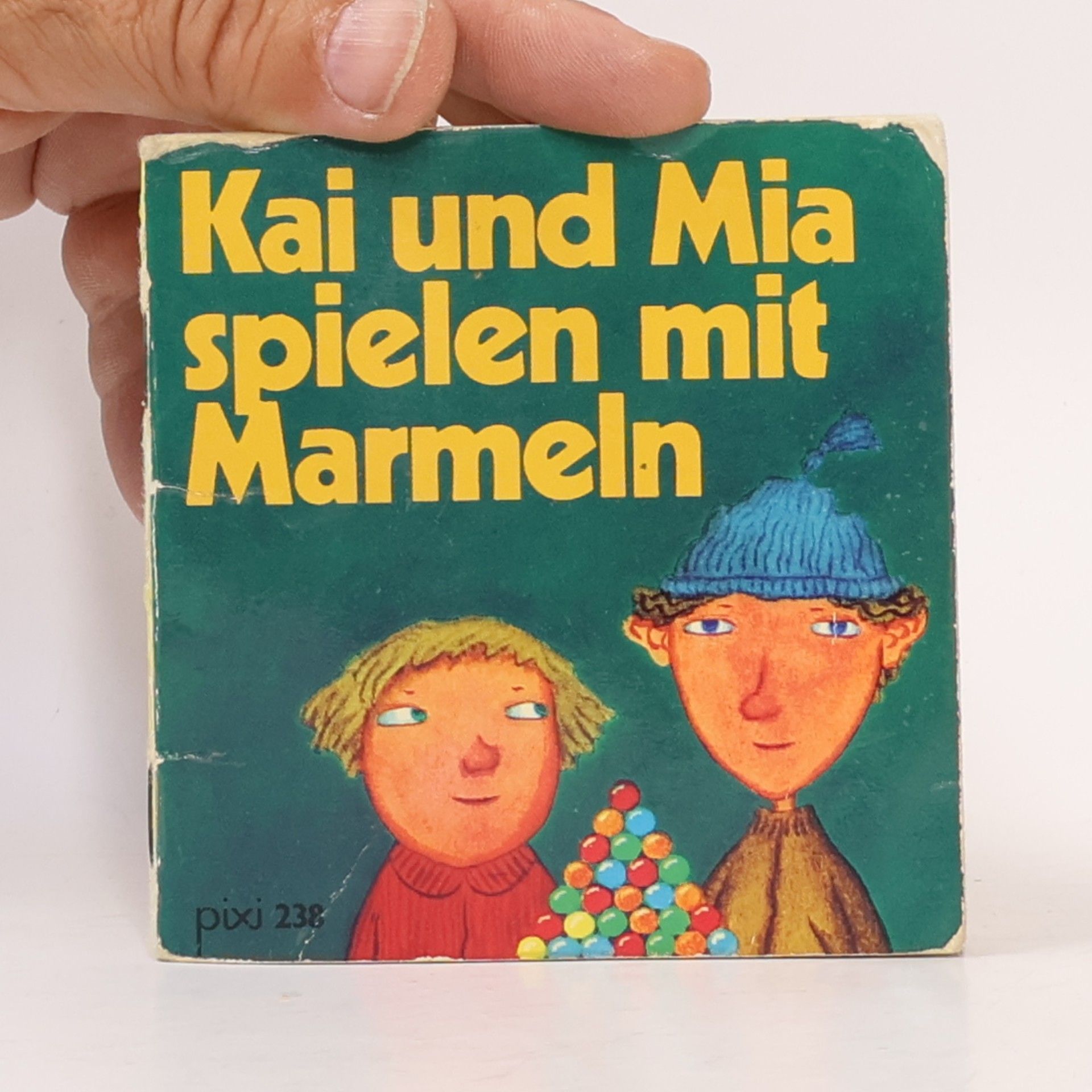 kolektiv Kai und Mia spielen mit Murmeln