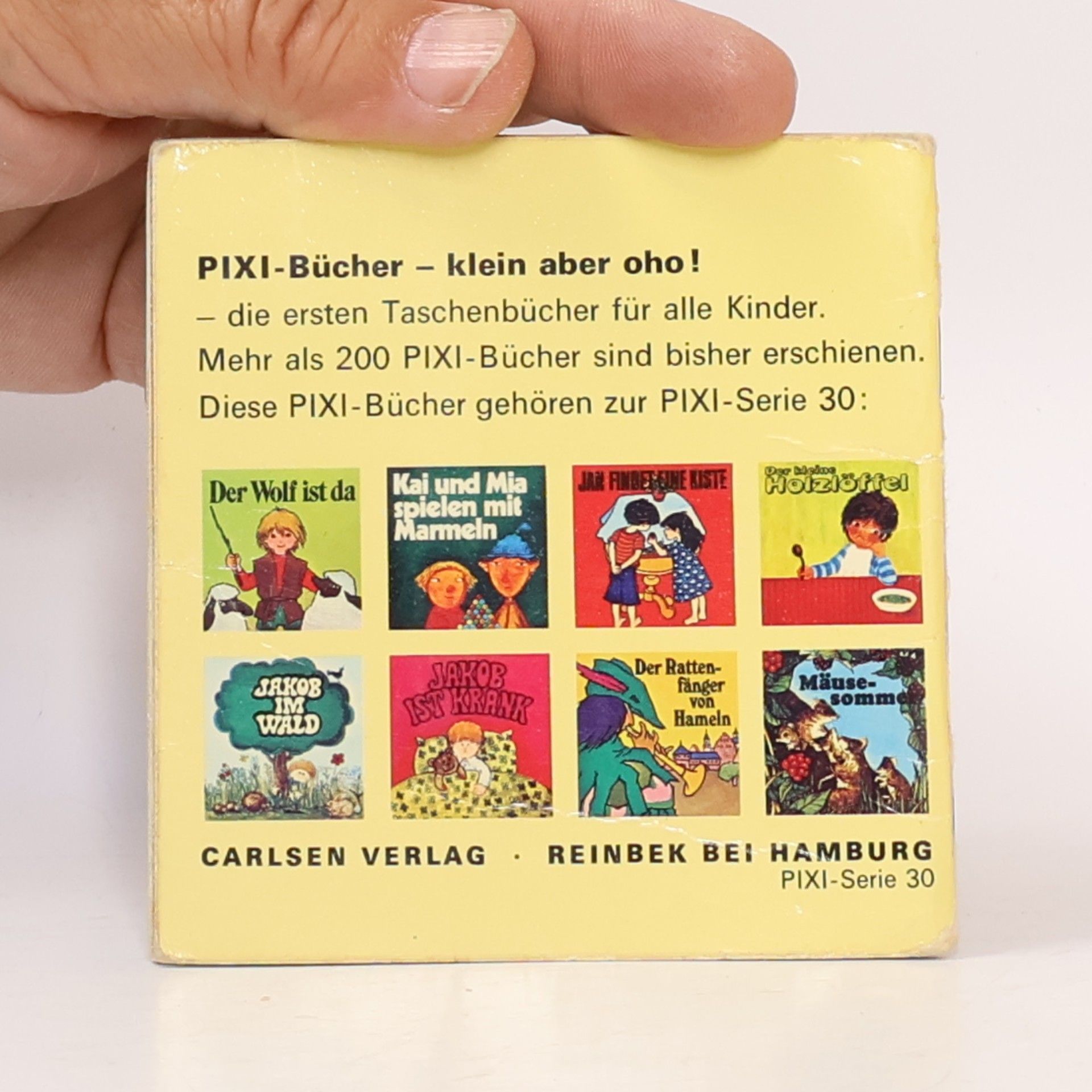 kolektiv Kai und Mia spielen mit Murmeln