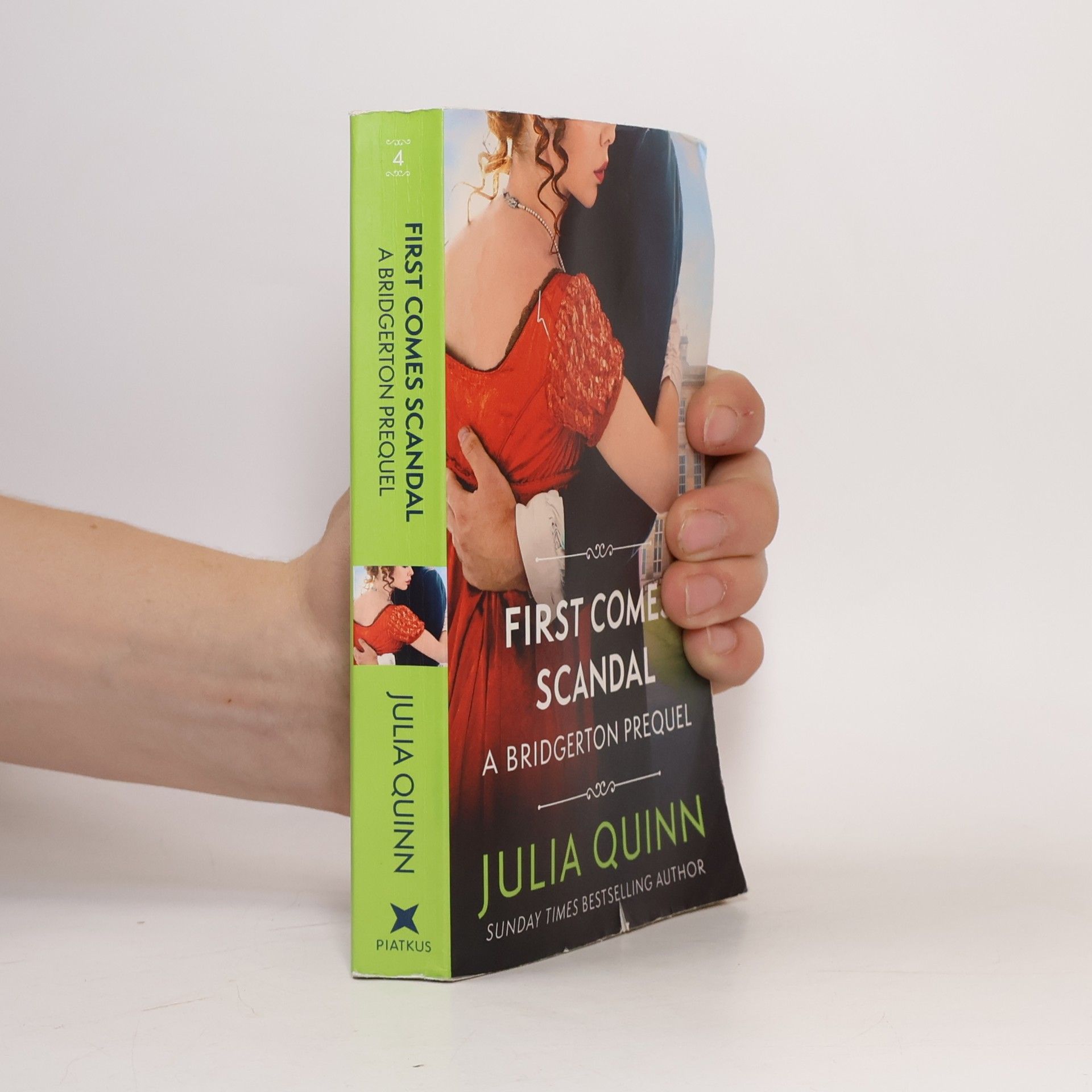 Julie Quinnová First comes scandal