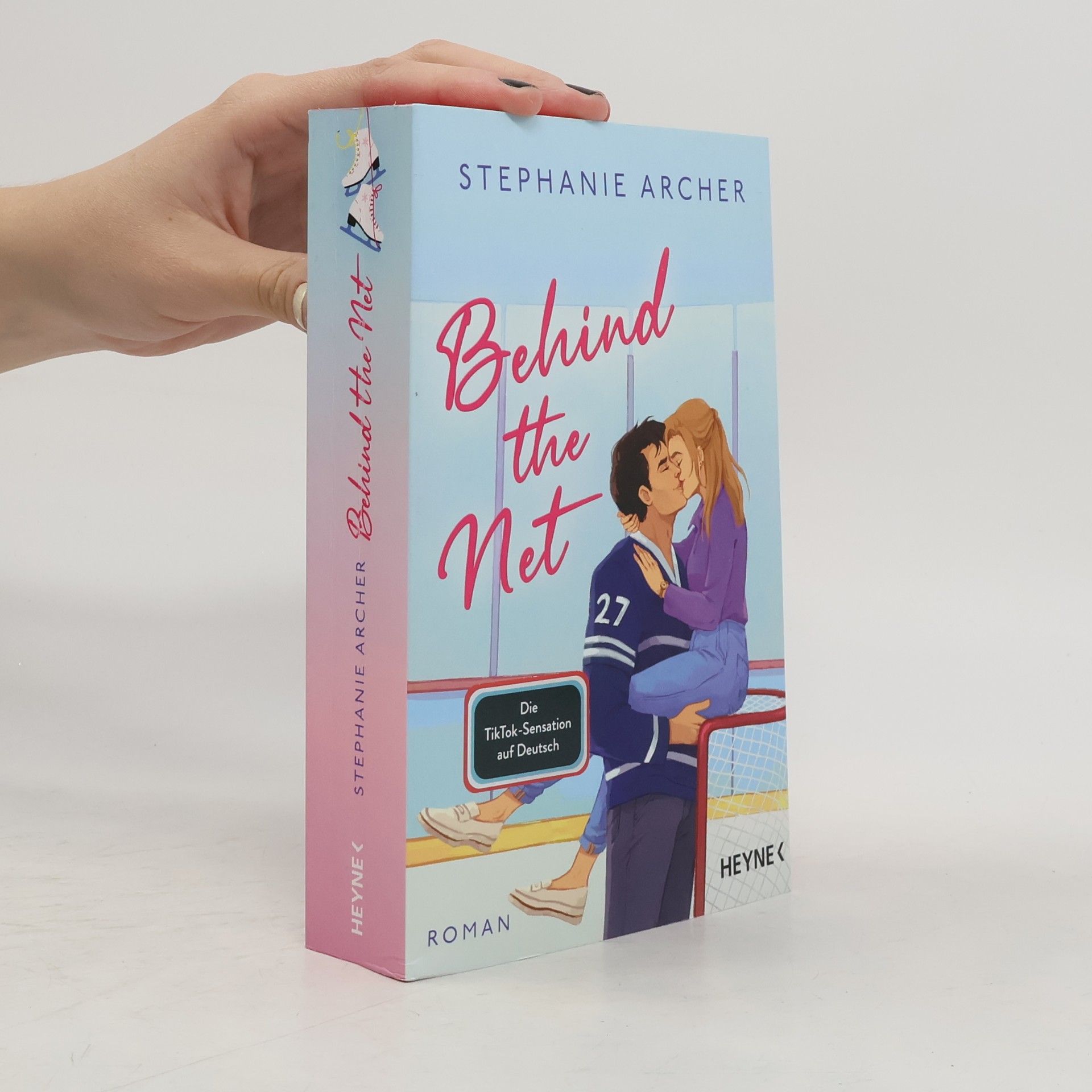Behind the Net. Roman - Mit farbig gestaltetem Buchschnitt - nur in limitierter Erstauflage der gedruckten Ausgabe - Spicy Sportsromance für Fans von »Icebreaker«!