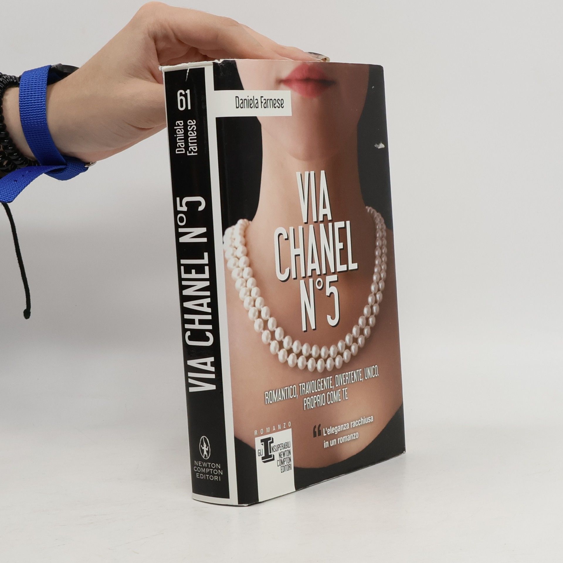 Daniela Farnese Via Chanel N°5