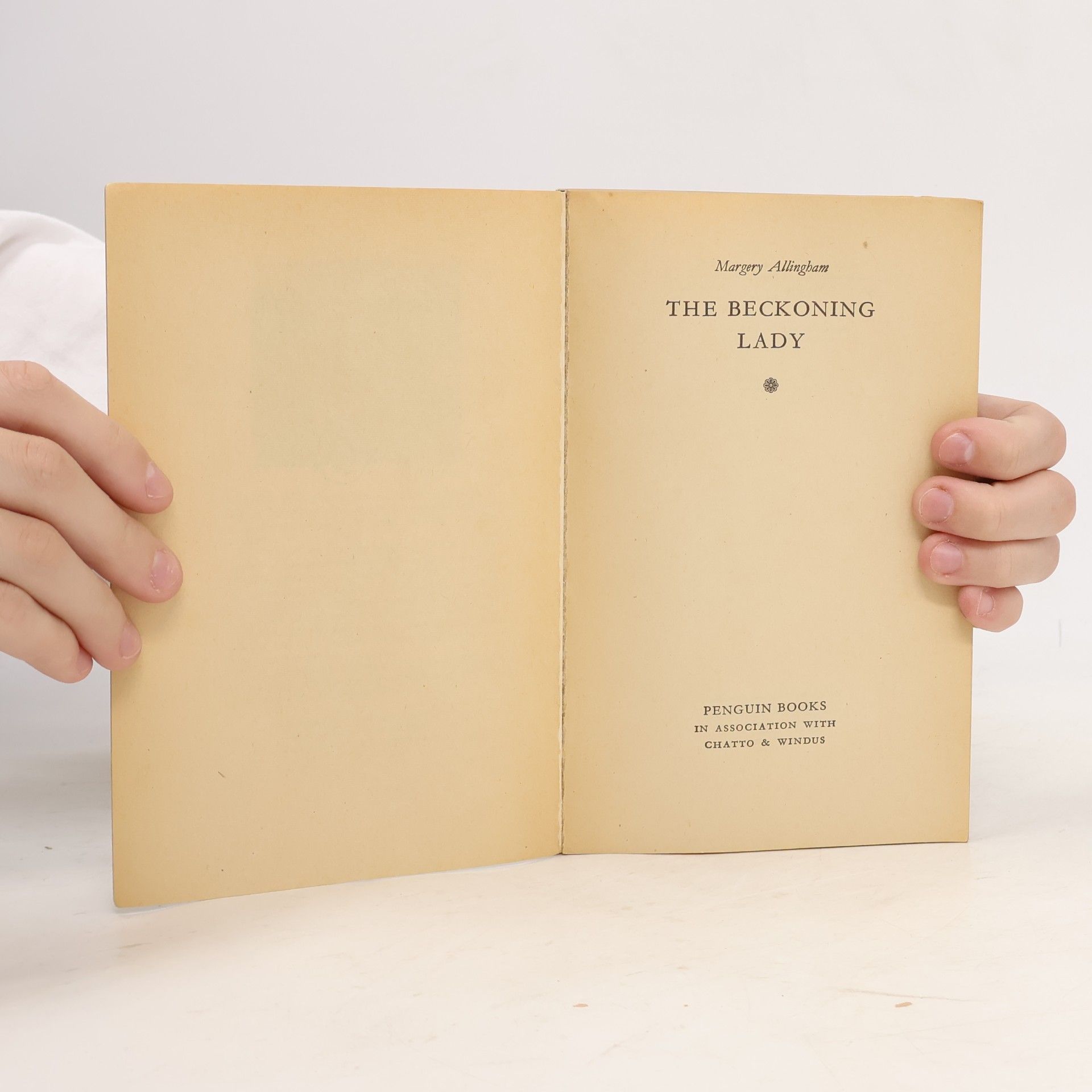 Margery Allingham The Beckoning Lady