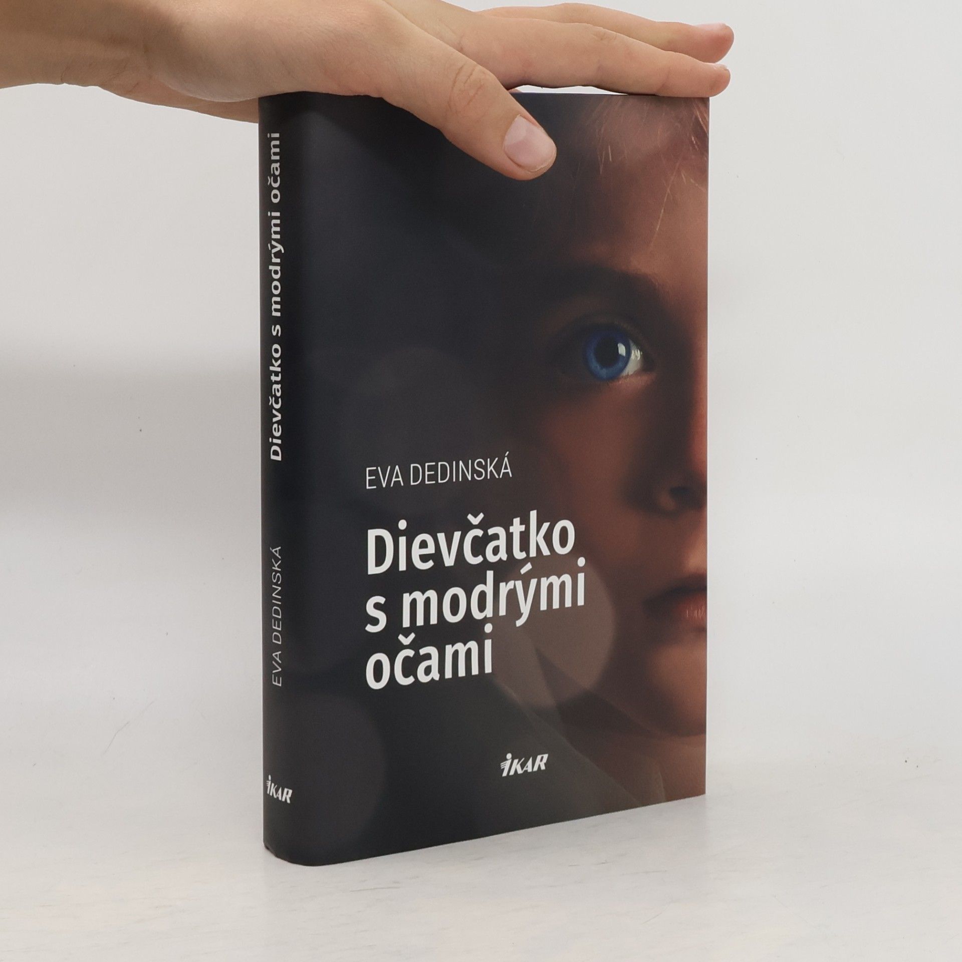 Dievčatko s modrými očami