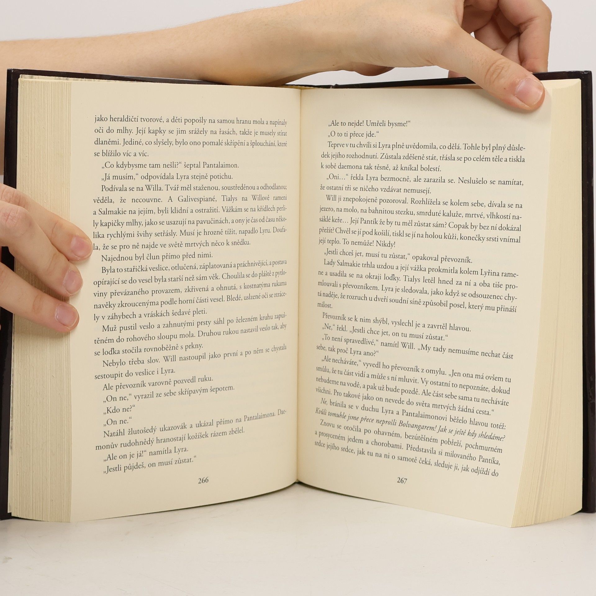 Philip Pullman Jeho temné esence. Svazek III, Jantarové kukátko