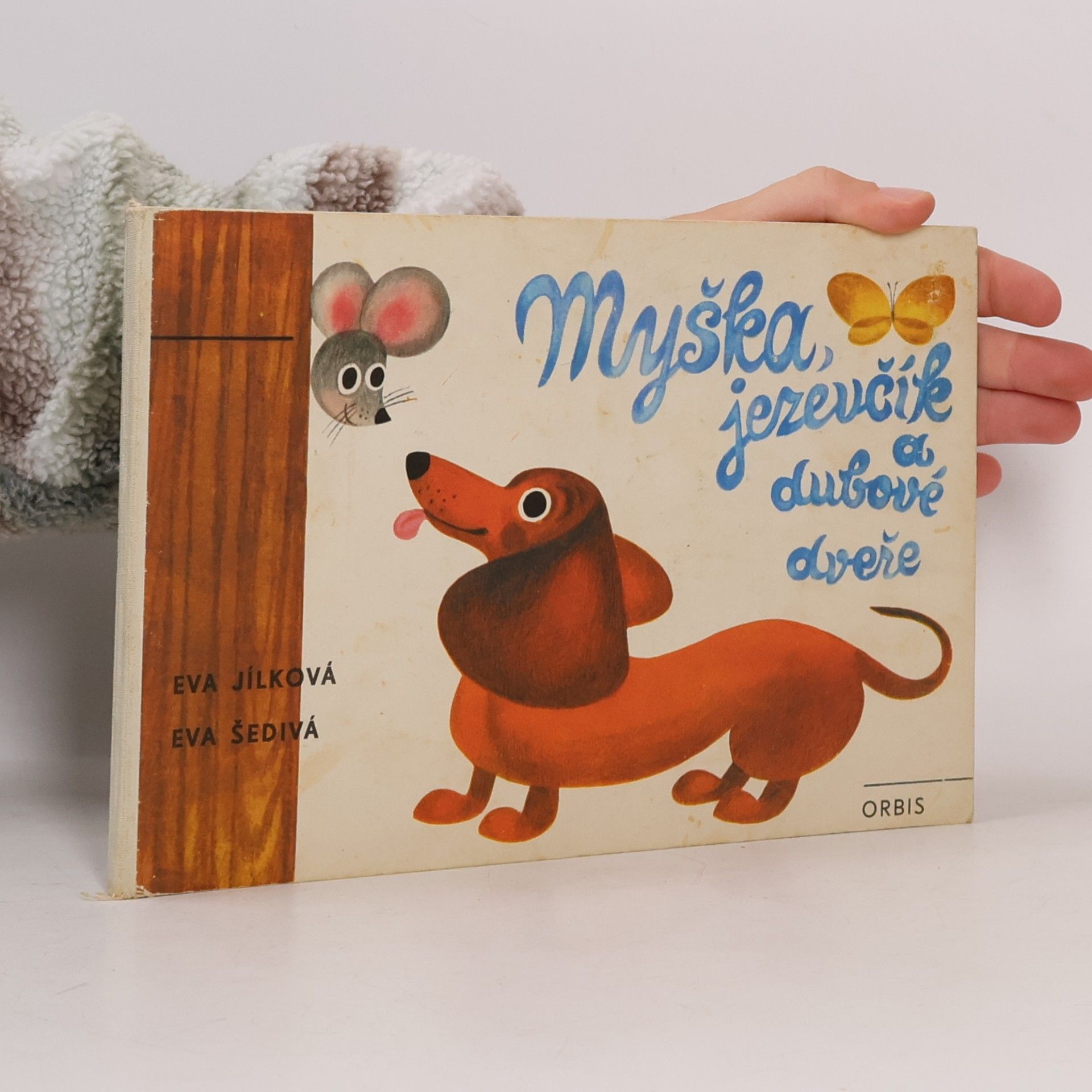 Myška, jezevčík a dubové dveře
