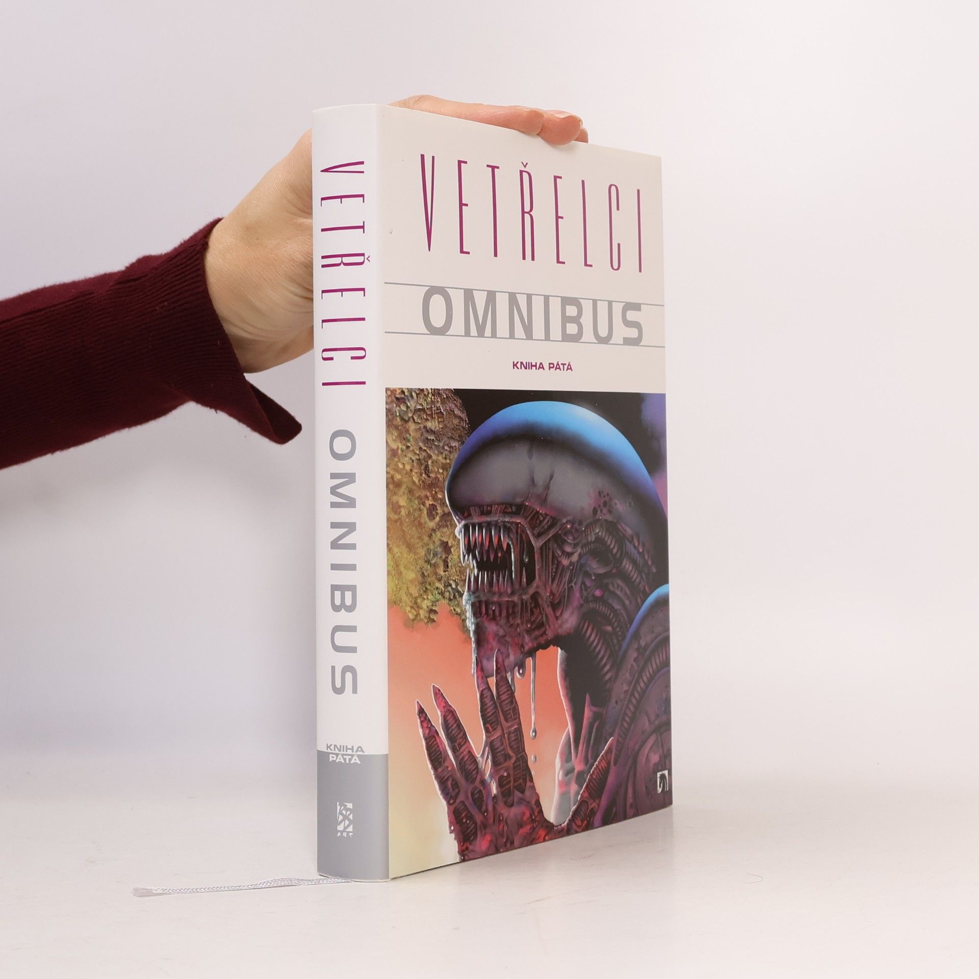 John Arcudi Vetřelci omnibus. Kniha pátá
