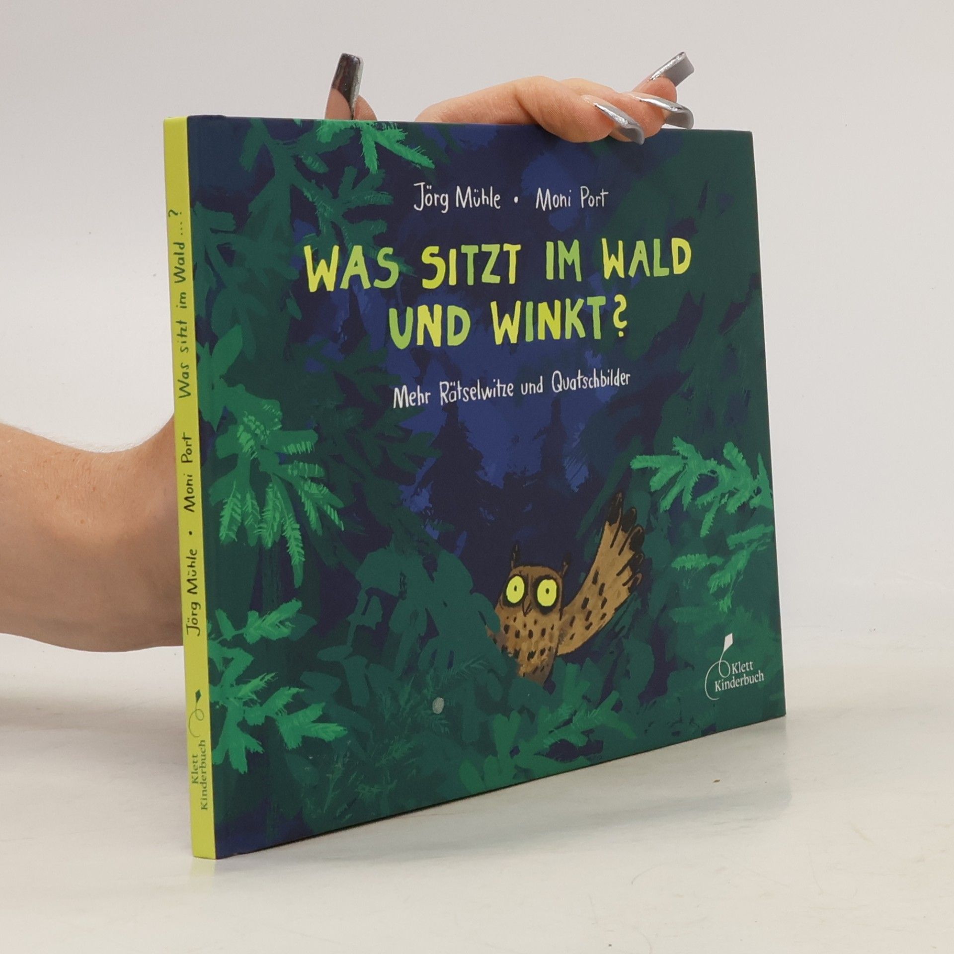Was sitzt im Wald und winkt?