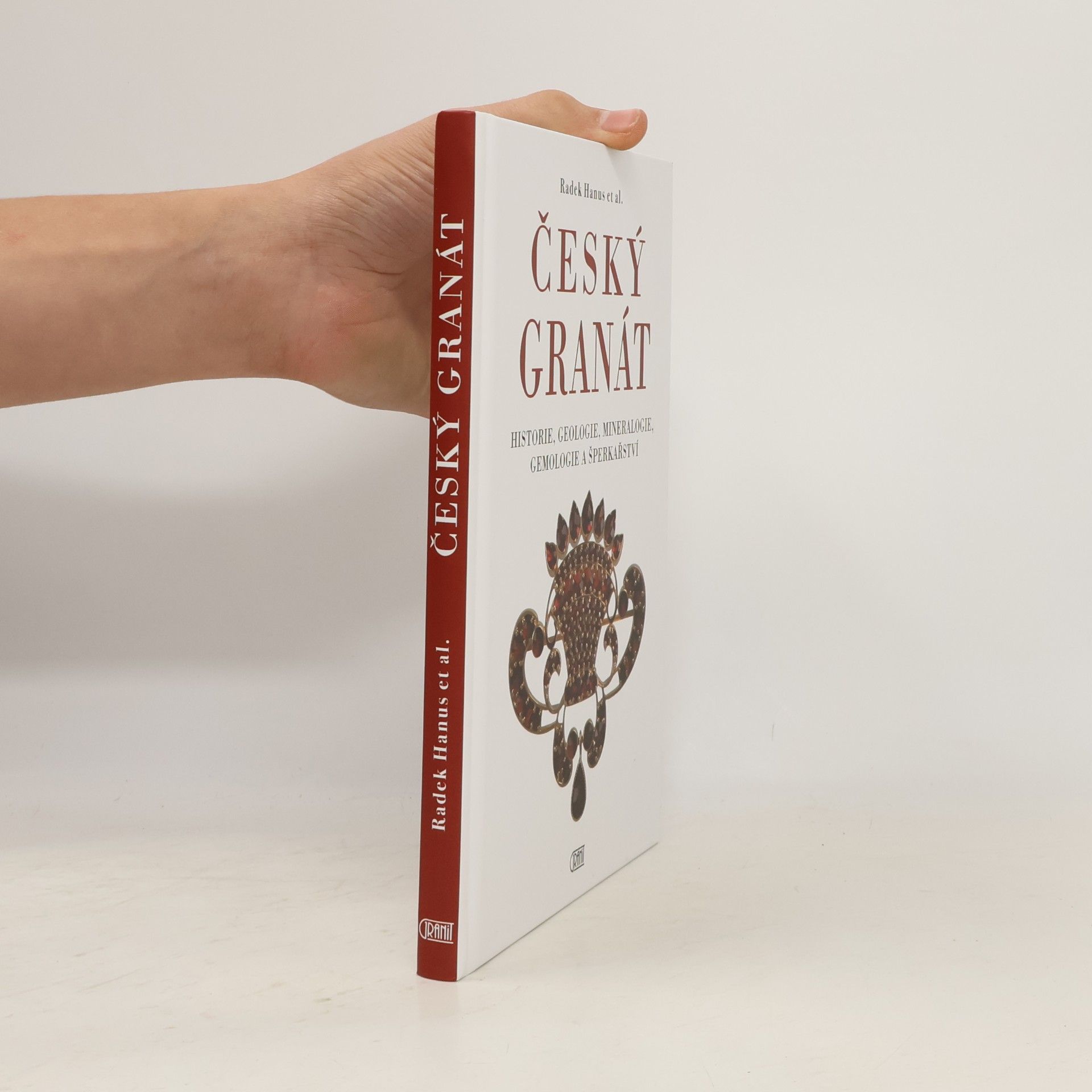 Radek Hanus Český granát: historie, geologie, mineralogie, gemologie a šperkařství