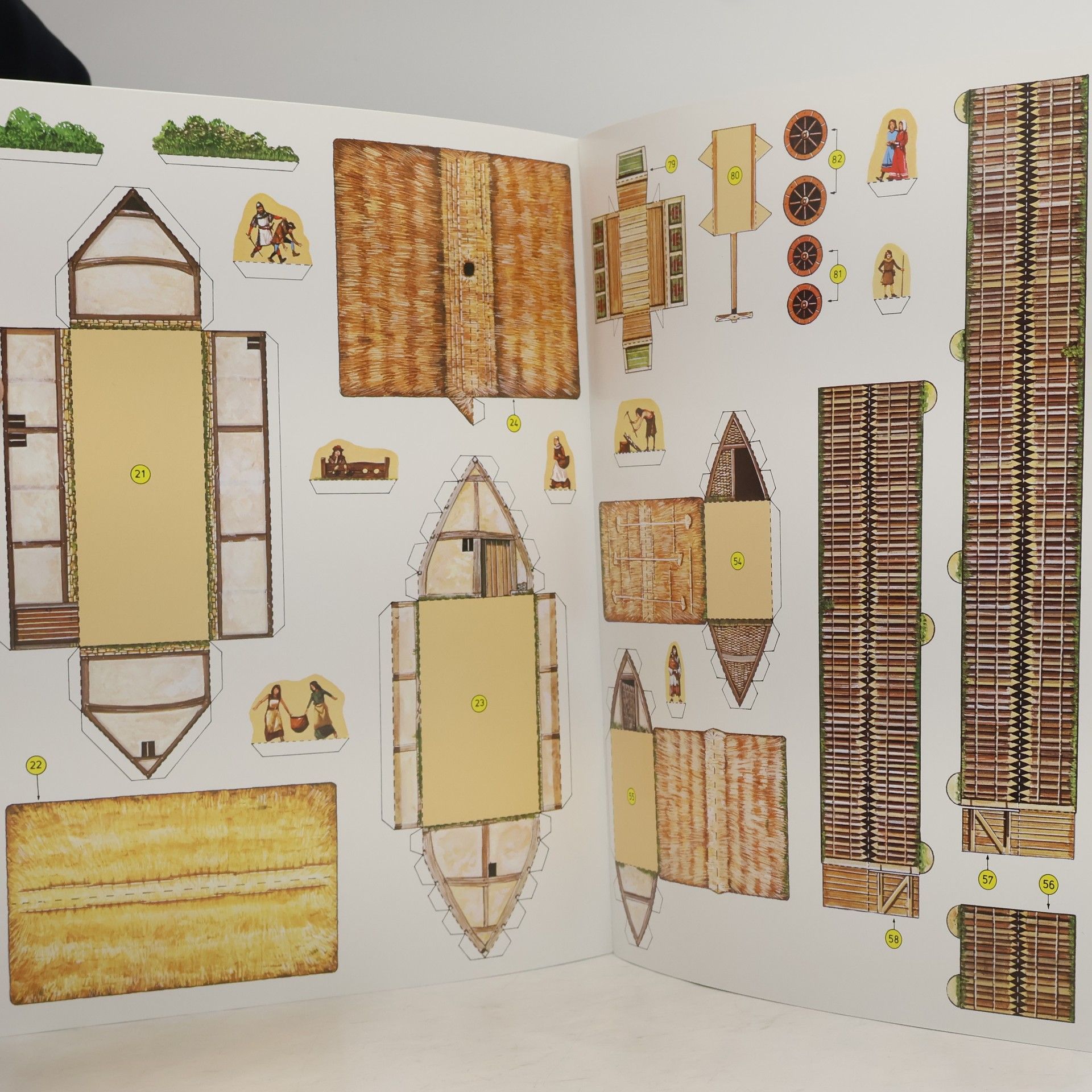 Iain Ashman Usborne Cut-Out Models: Make This Medieval Village