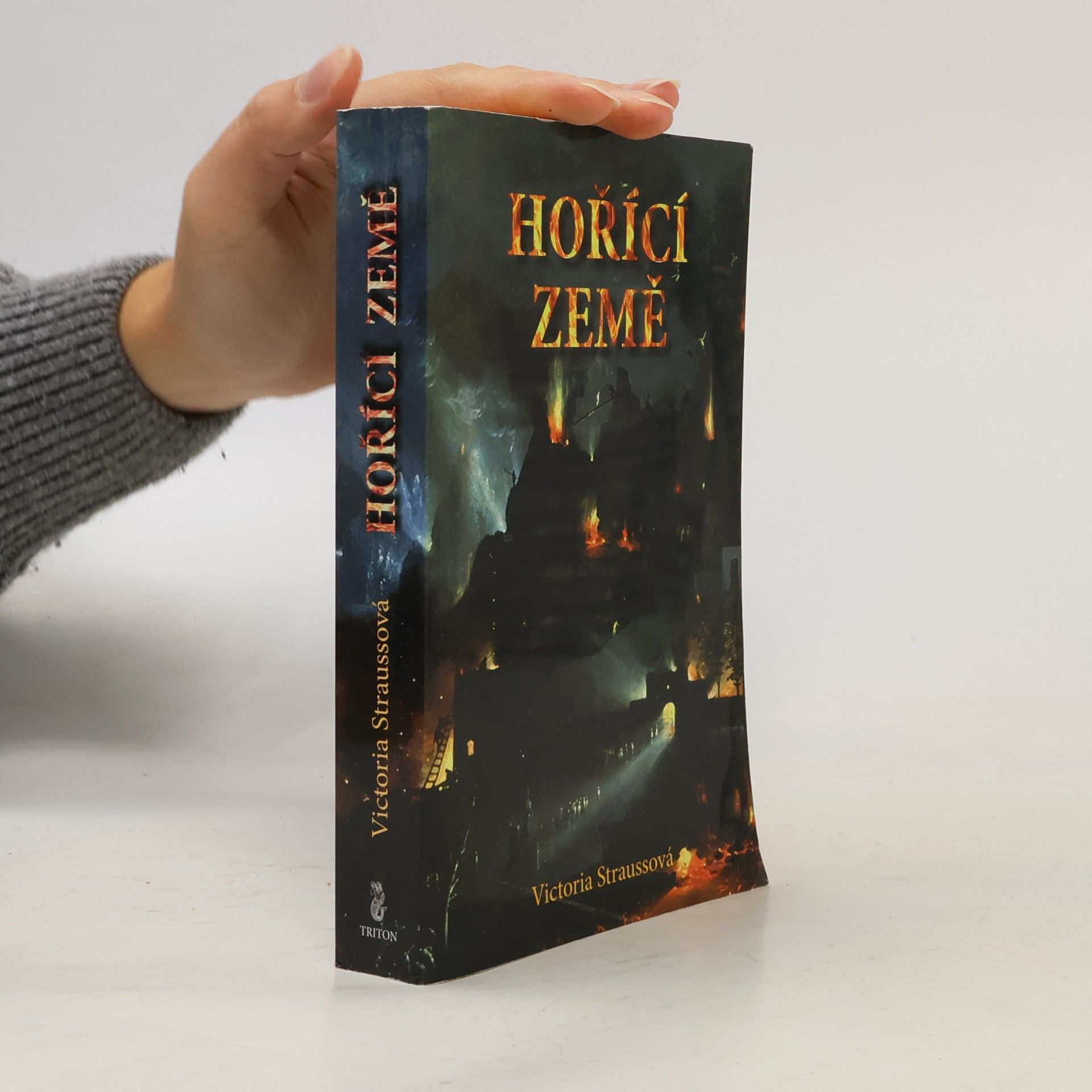 Hořící země : cesta Áratova. kniha první