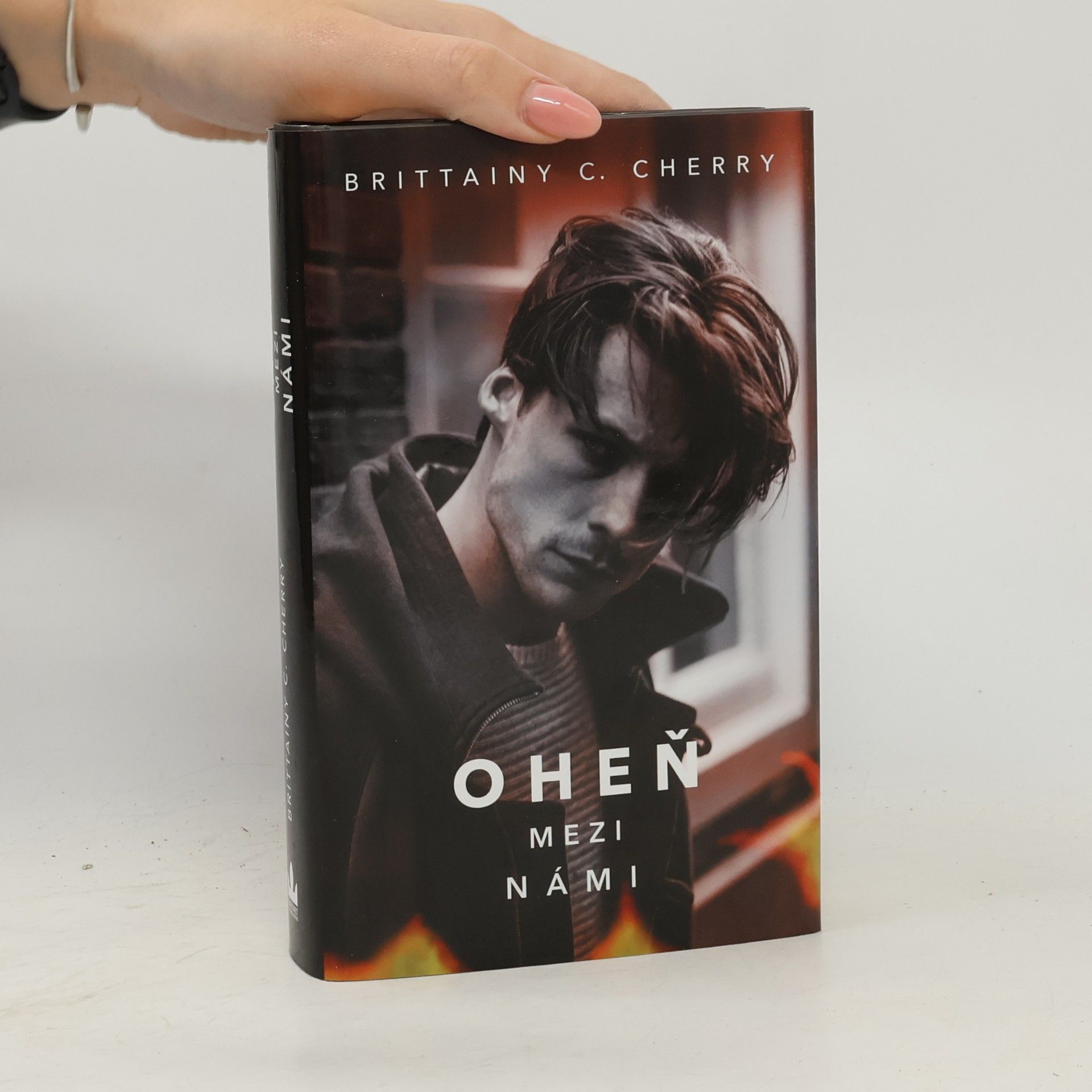 Brittainy C. Cherry Oheň mezi námi