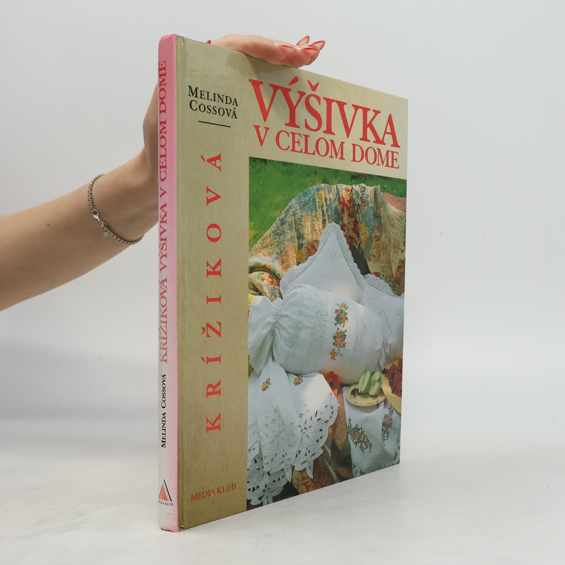Melinda Coss Krížiková výšivka v celom dome