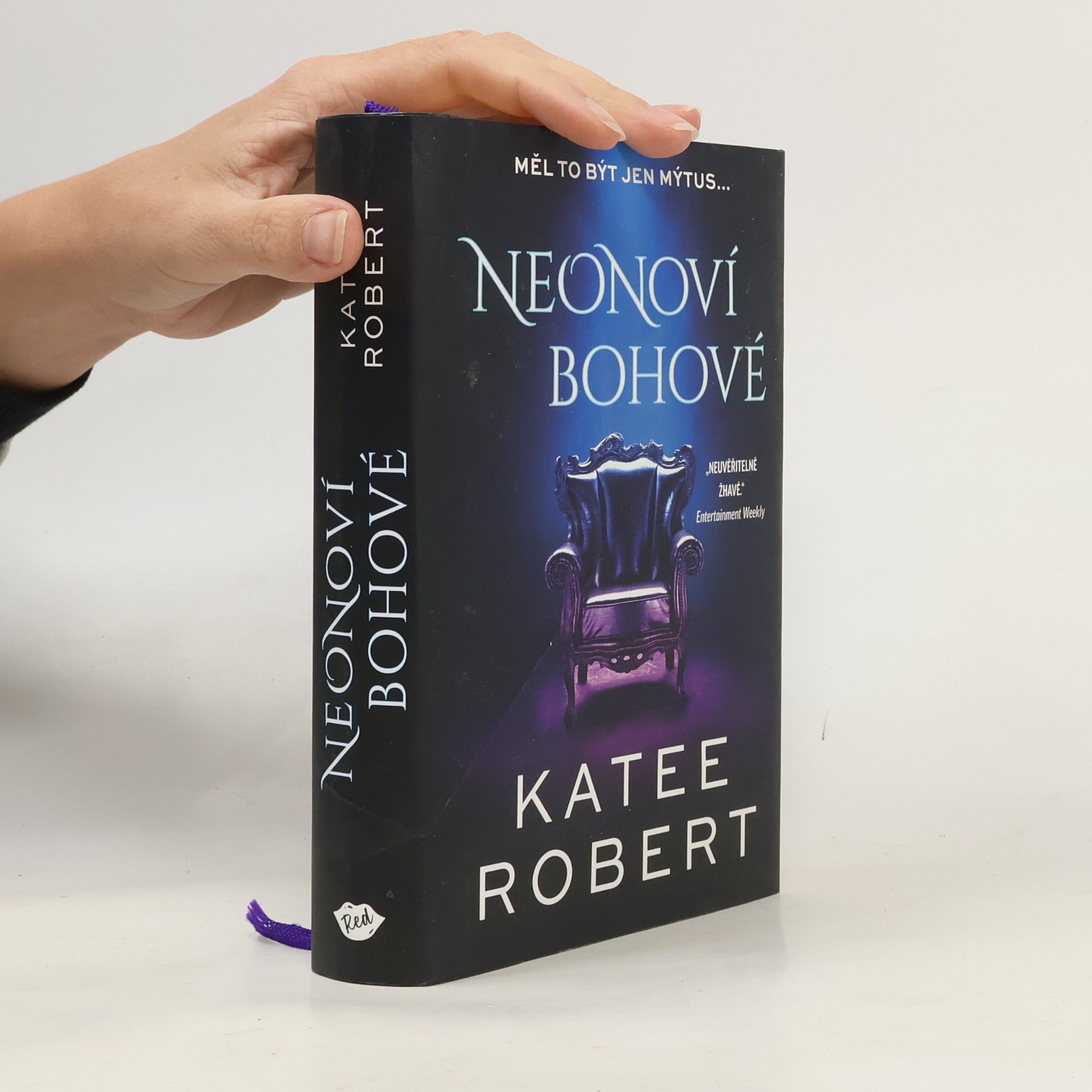 Katee Robert Neonoví bohové