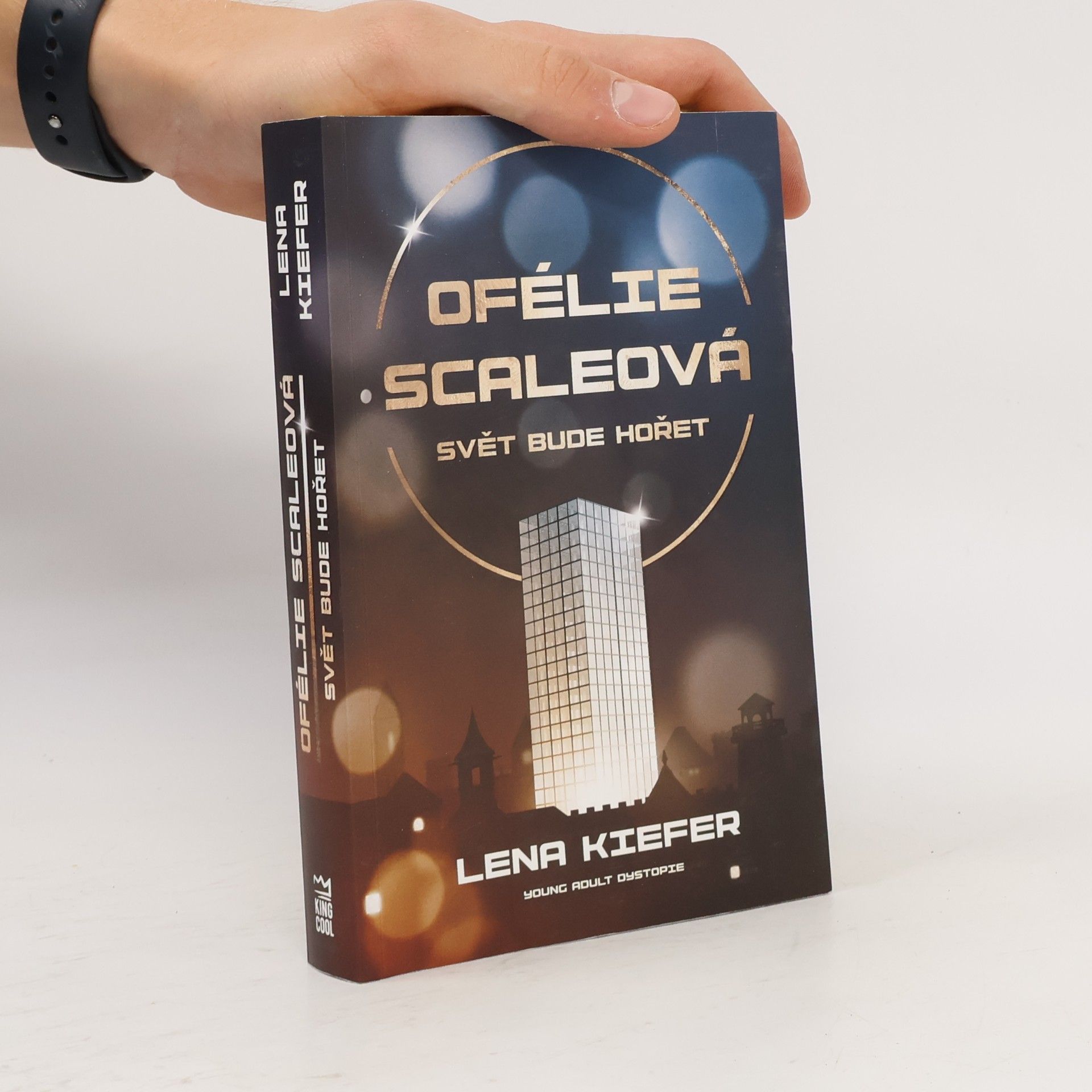 Lena Kiefer Ofélie Scaleová. Svět bude hořet