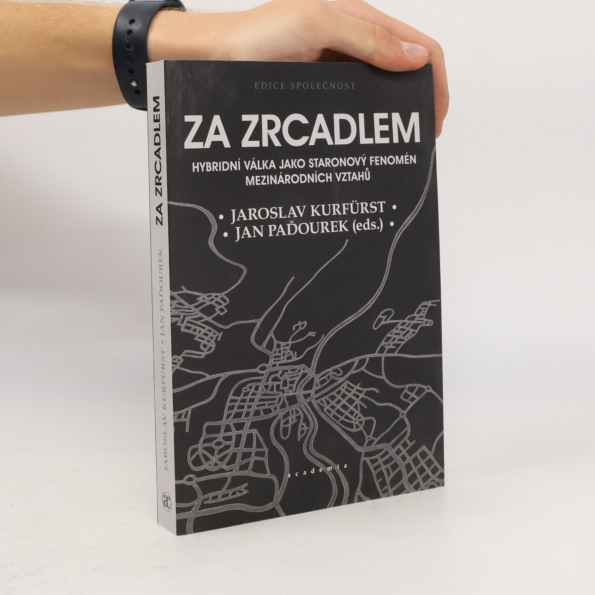 Jan Paďourek Za zrcadlem : hybridní válka jako staronový fenomén mezinárodních vztahů
