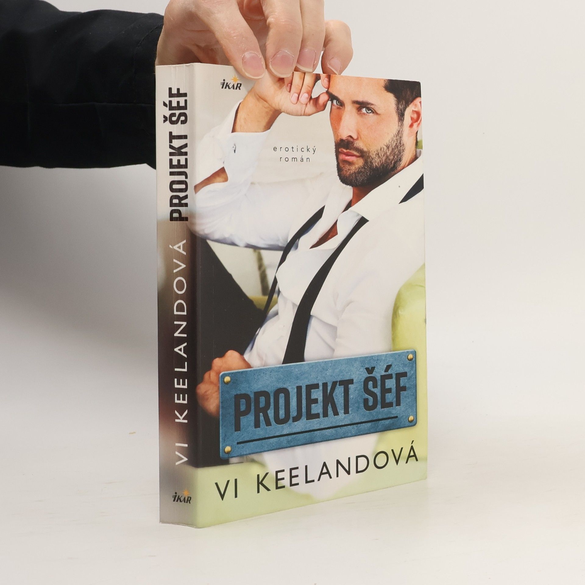 Vi Keeland Projekt šéf