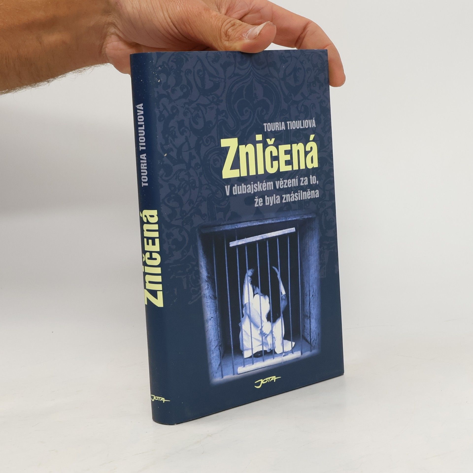Touria Tiouli Zničená. V dubajském vězení za to, že byla znásilněna