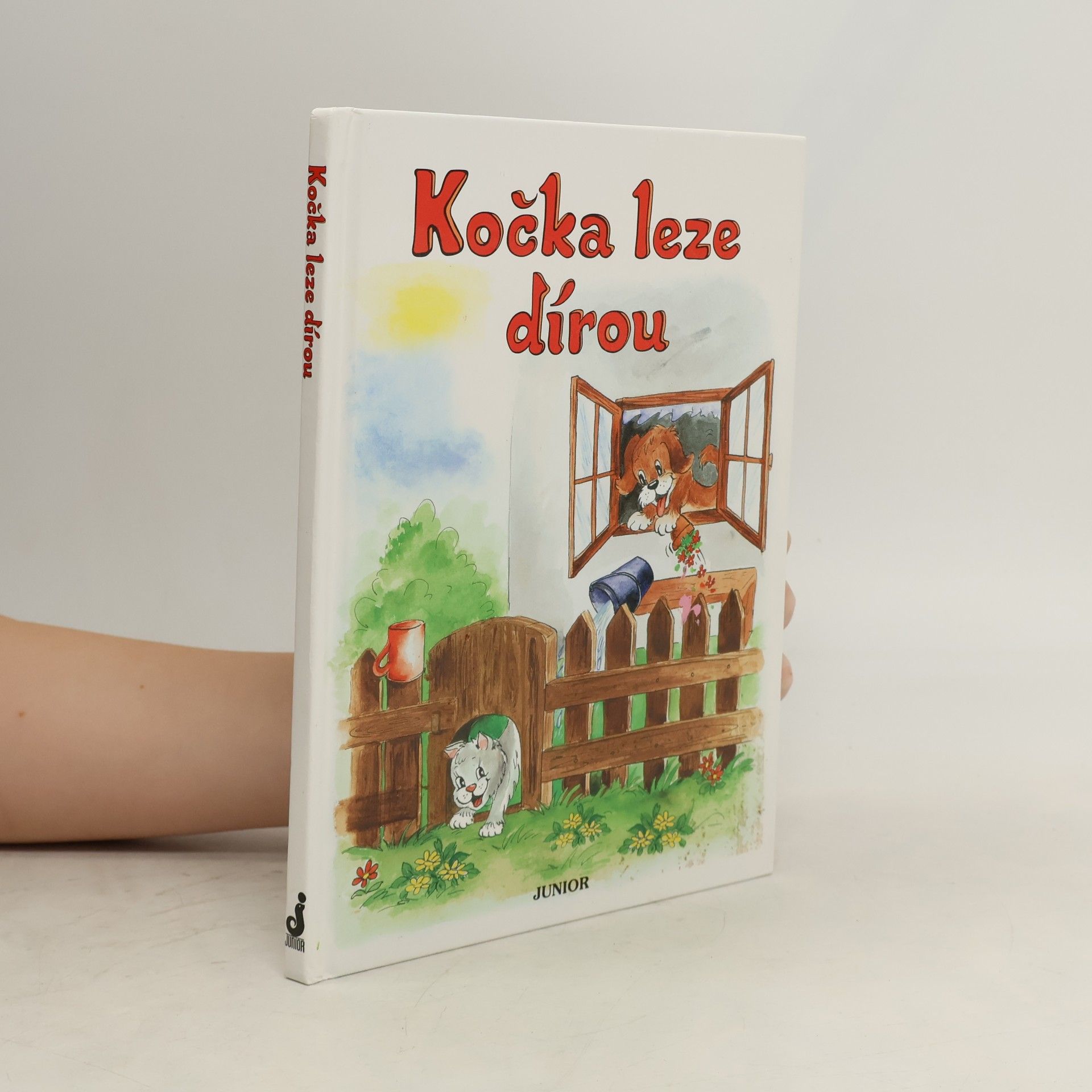 Kočka leze dírou