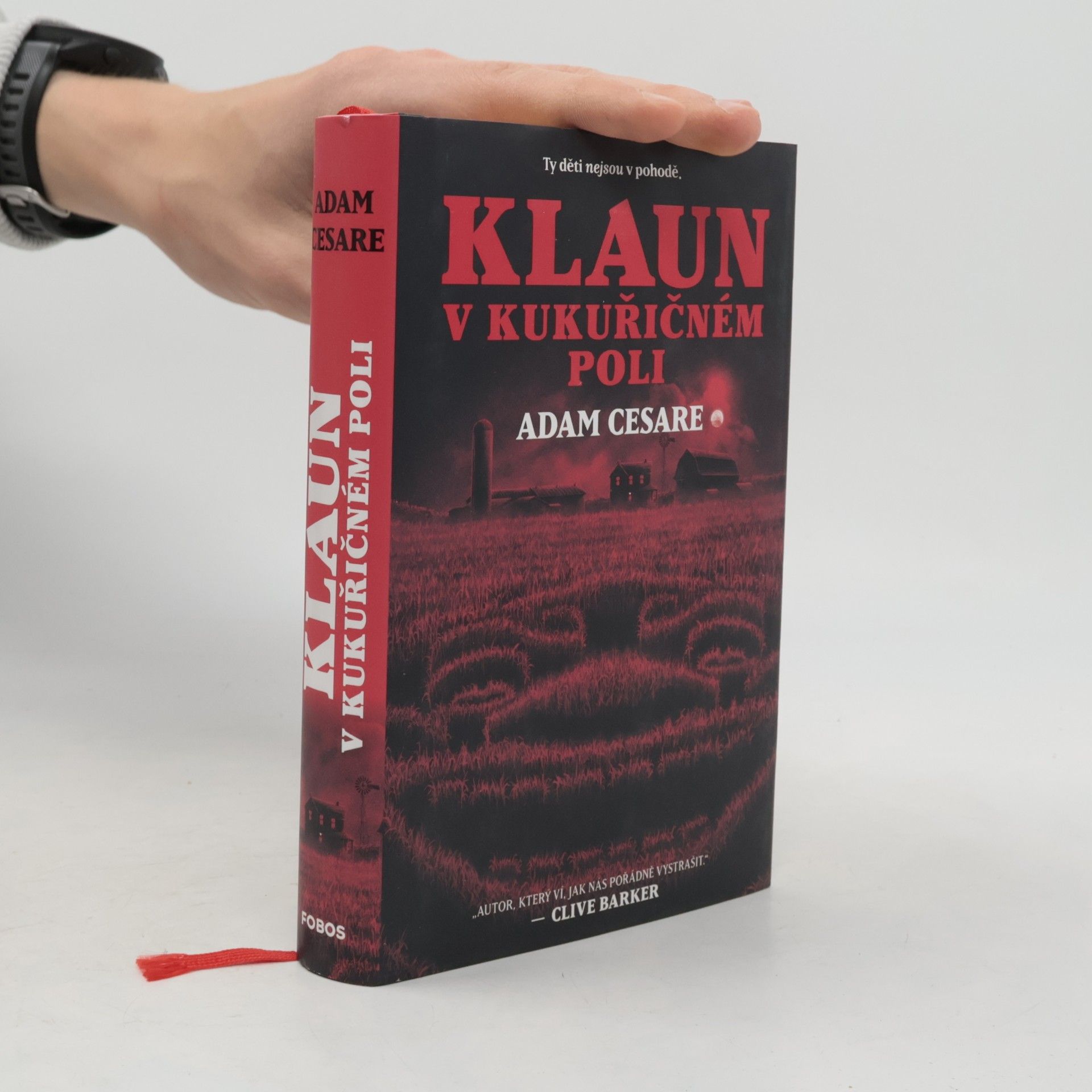 Adam Cesare Klaun v kukuřičném poli