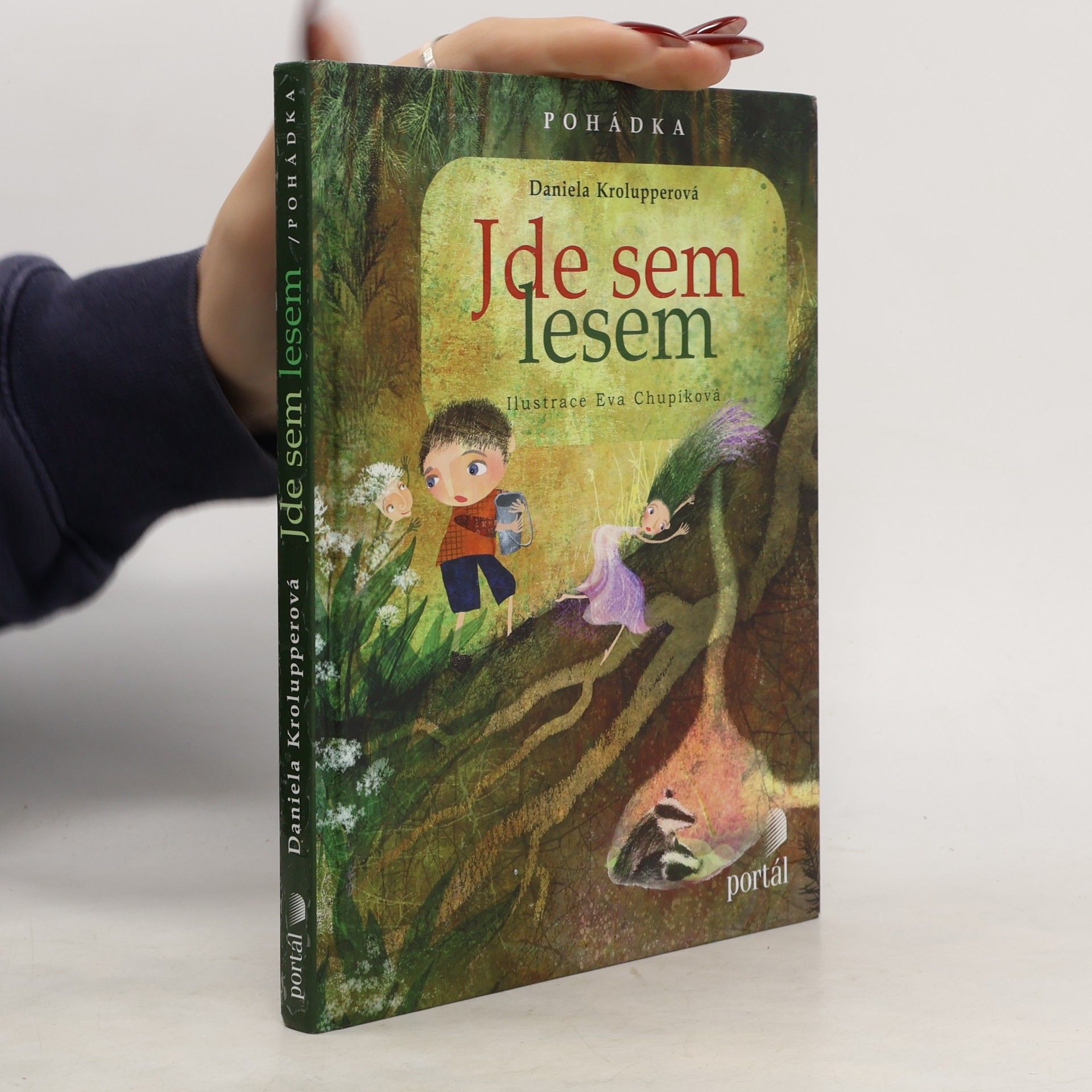 Jde sem lesem