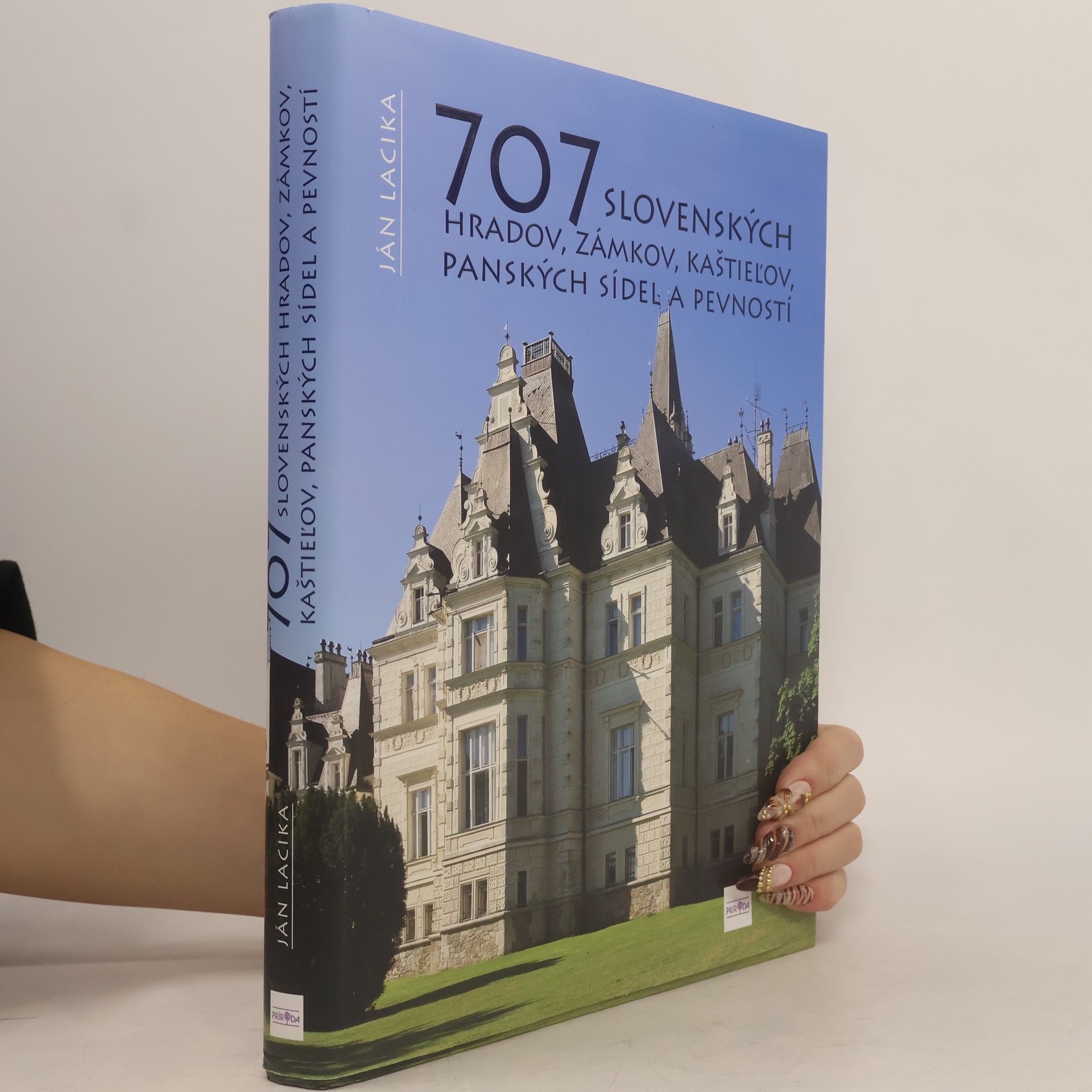 707 slovenských hradov, zámkov, kaštieľov, panských sídel a pevností
