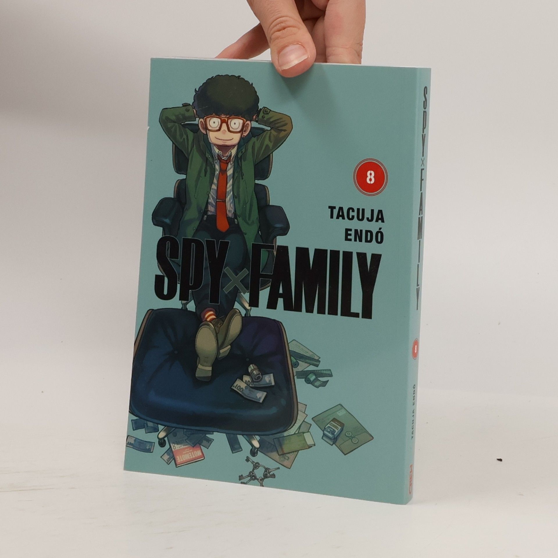 Tacuja Endó Spy x Family. 8