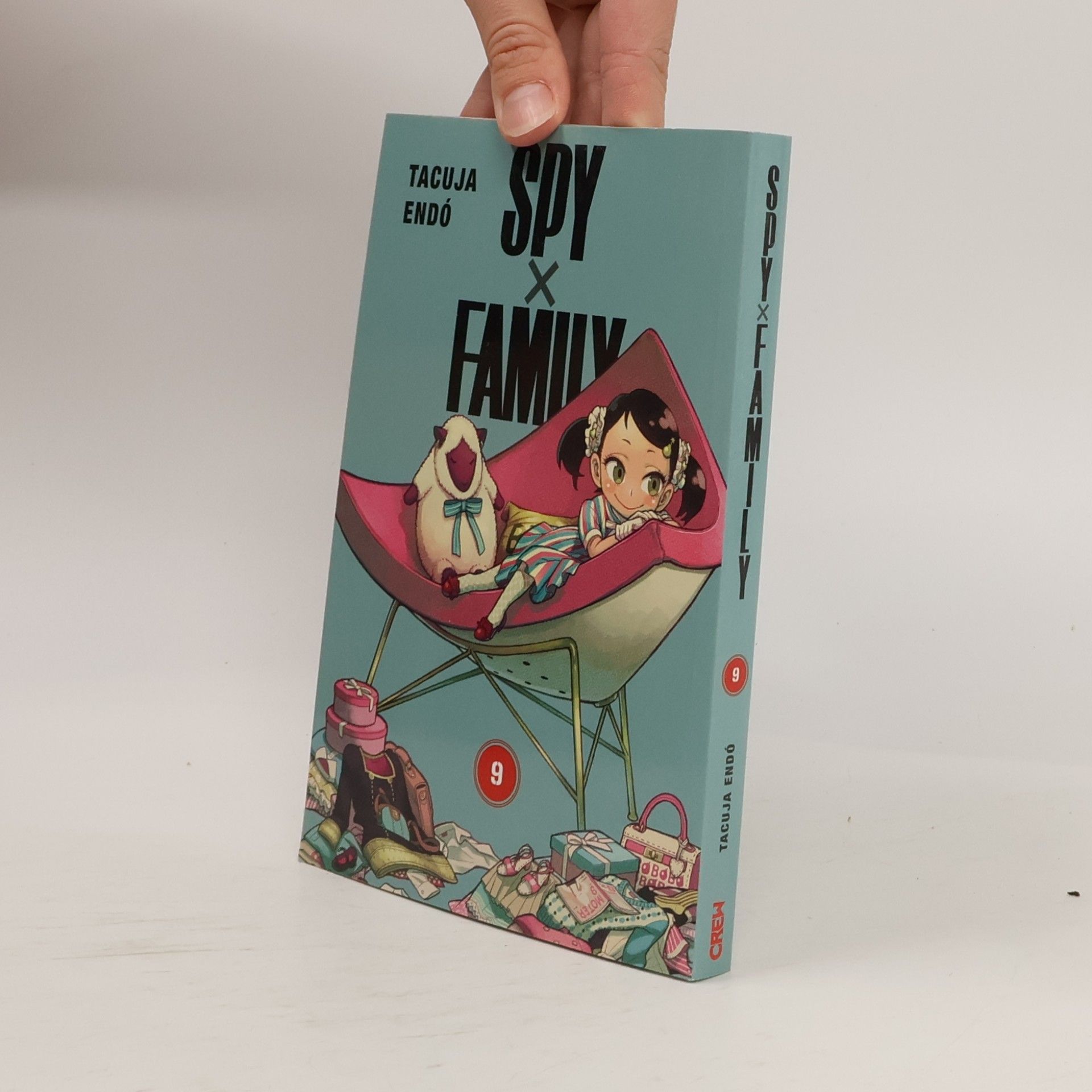 Tacuja Endó Spy x Family. 9