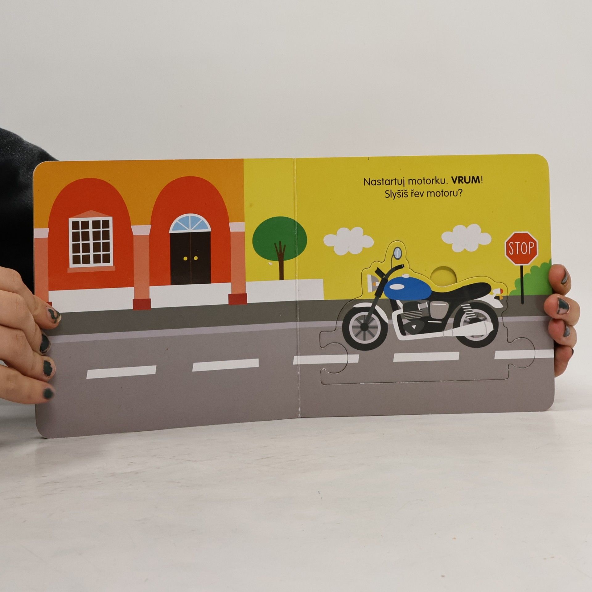 Beatrice Tinarelli Brmm, brmm motory - Knížka s puzzle