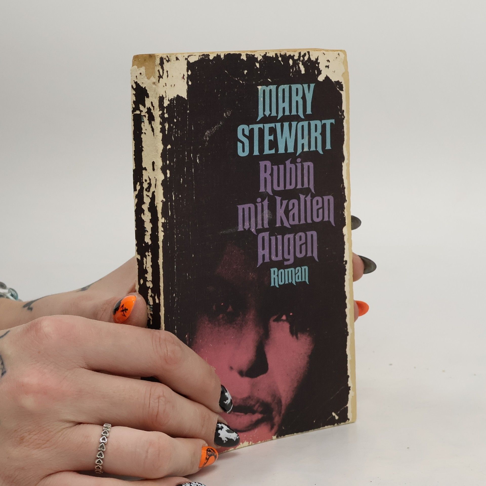 Mary Stewart Rubin mit kalten Augen