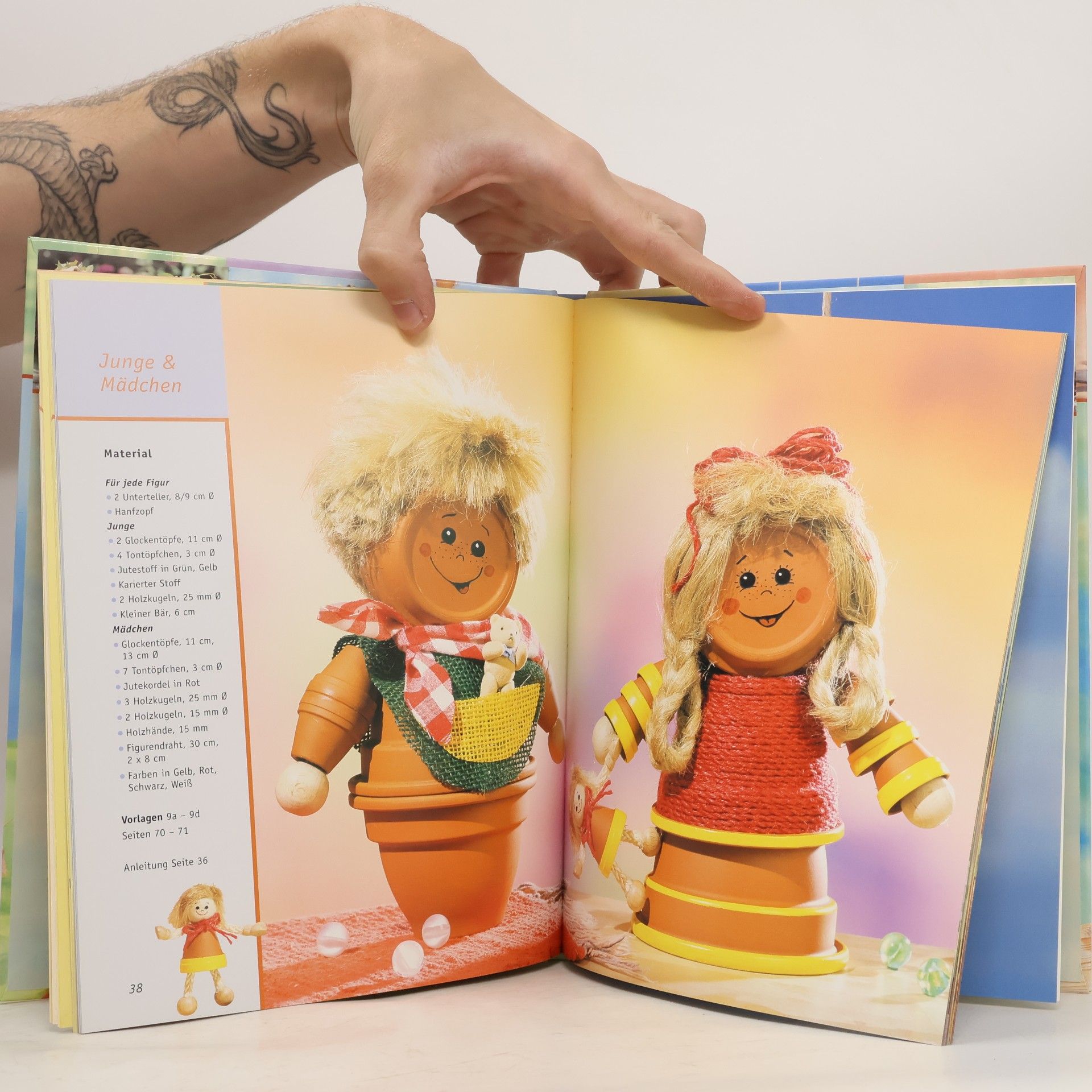 Ingrid Moras Figuren aus Tontöpfen.
