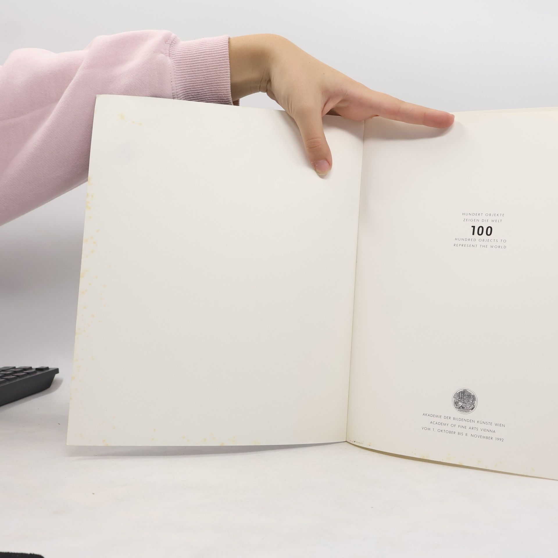 Collectif d'auteurs 100 Objekte zeigen die Welt/ 100 Objects to Represent the World
