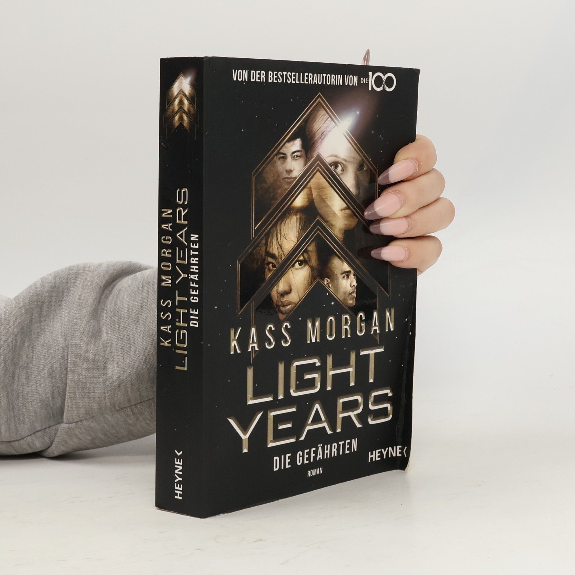 Kass Morgan Light years. Die Gefährten