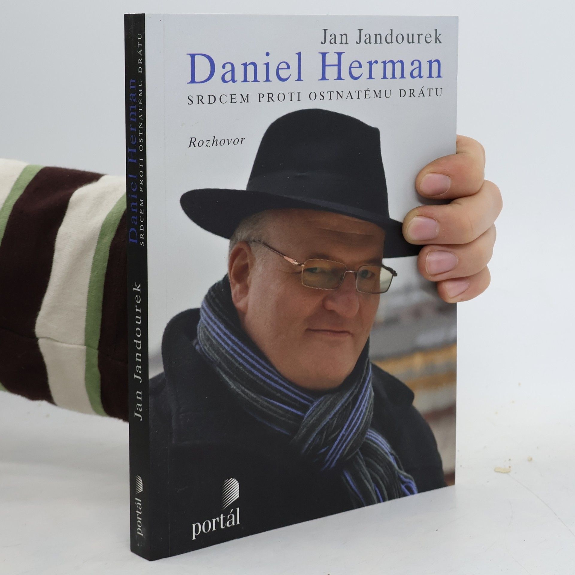 Daniel Herman: Srdcem proti ostnatému drátu