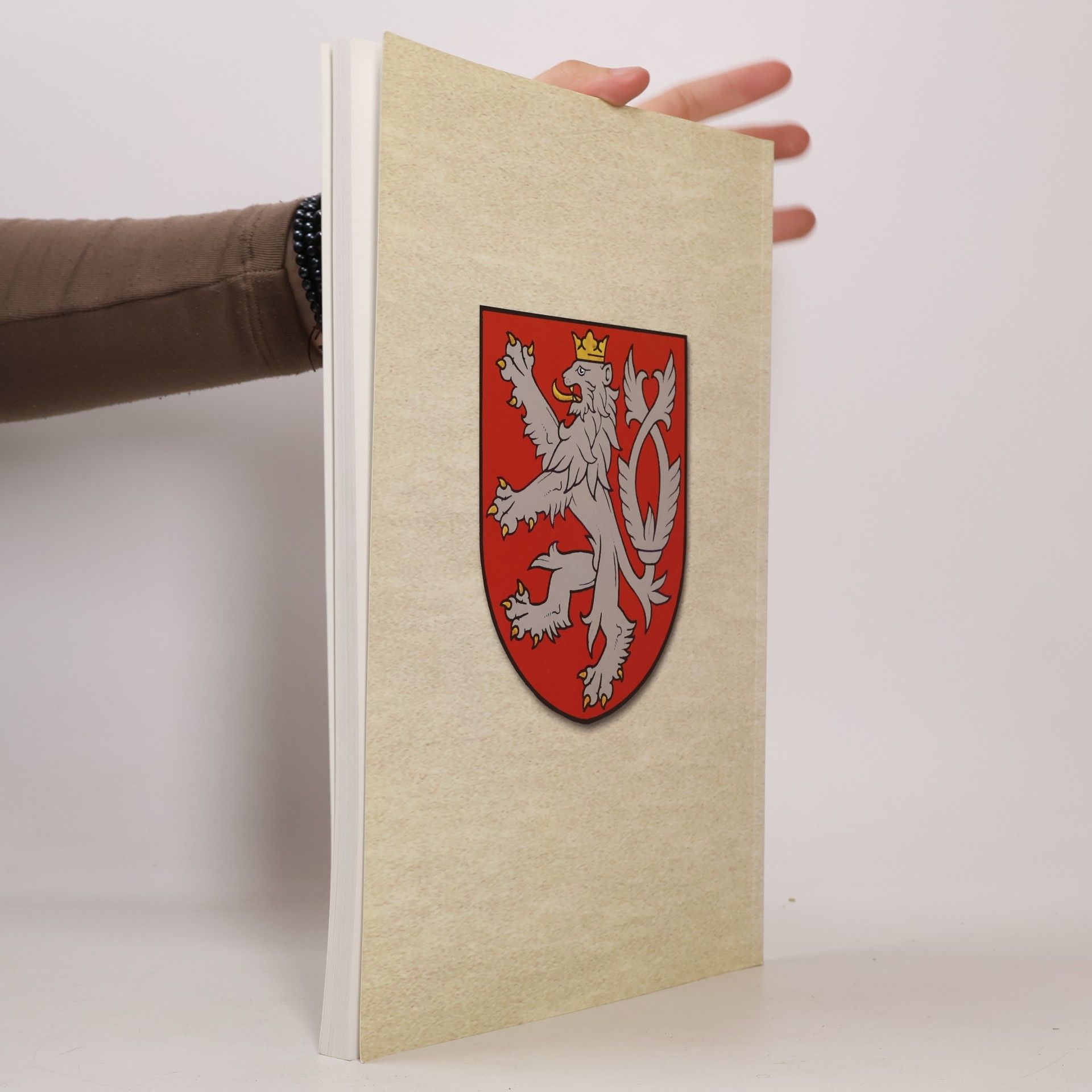 Kolektiv autorů Česká panovnická a státní symbolika (Vývoj od středověku do současnosti). Czech Sovereigns' and State's Symbols (their Evolution from the Middle Ages up to the Present)